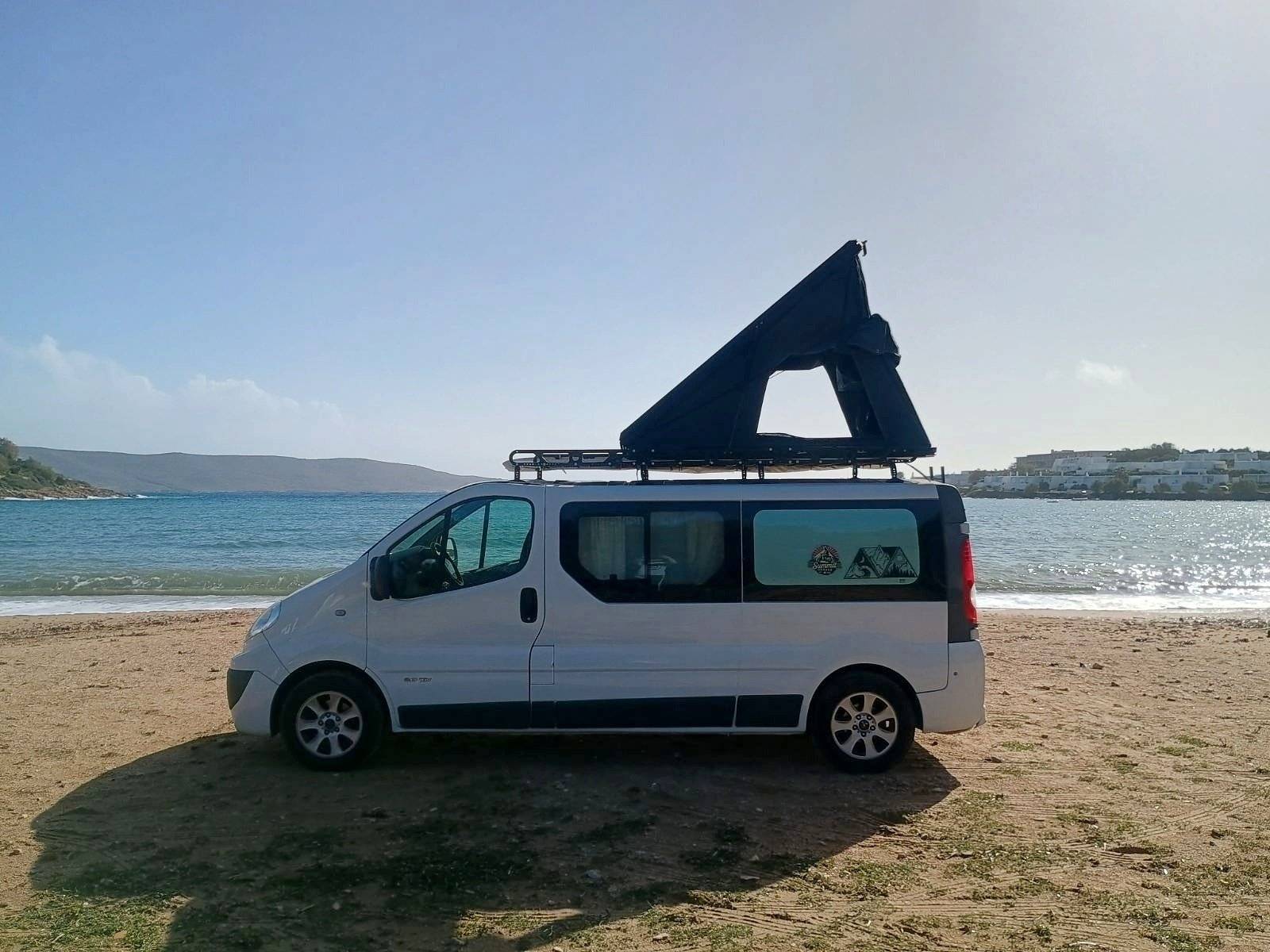 Front view from 3/4 Renault Renault Trafic - Yescapa