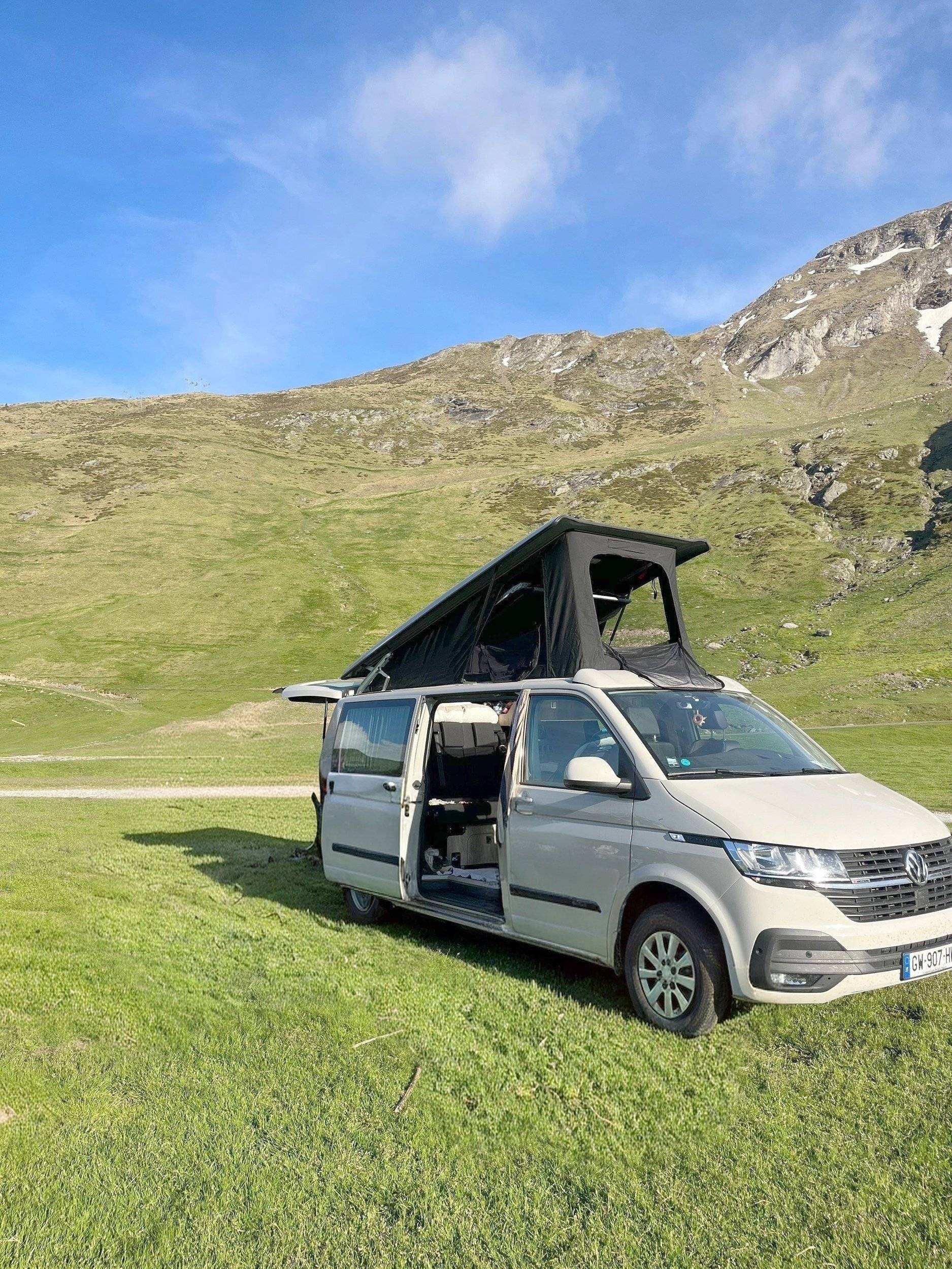 Front view from 3/4 Volkswagen Transporteur - Yescapa