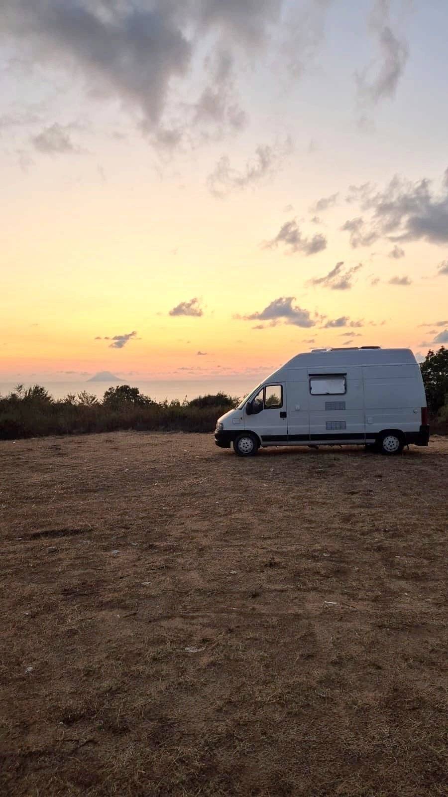 schräge Vorderansicht Fiat FIAT DUCATO - Yescapa