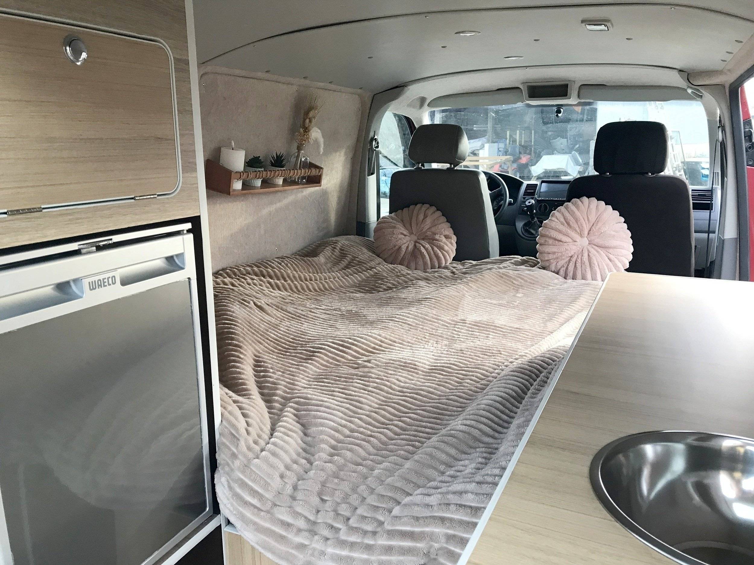 Dining Area Volkswagen T5 1,9 l 102 ch - Yescapa