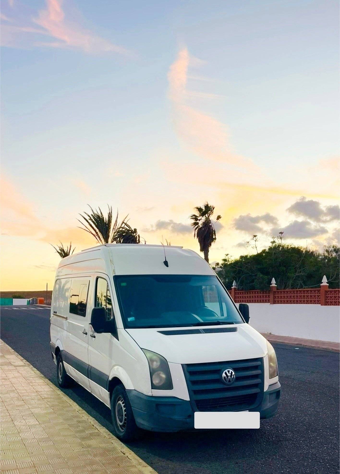 Vista frontale a ¾ Volkswagen Crafter 2,5 l 109 ch - Yescapa