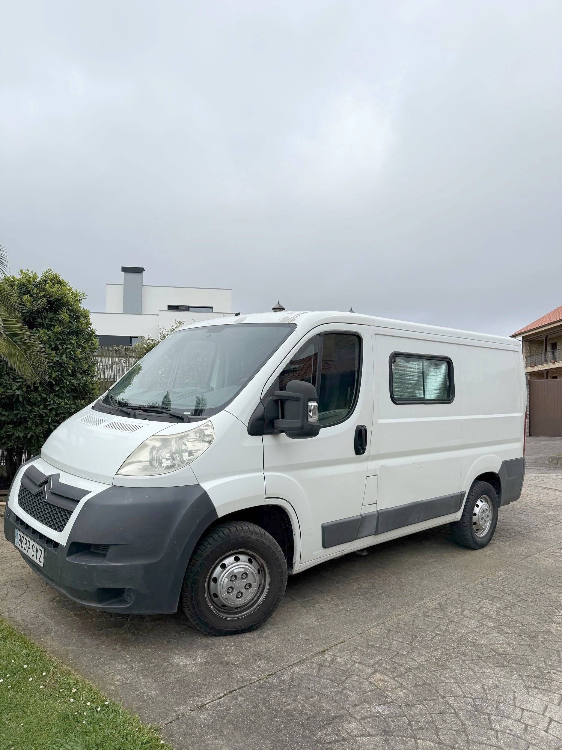 Front view from 3/4 Citroën Jumper 2,2 l 120 ch - Yescapa
