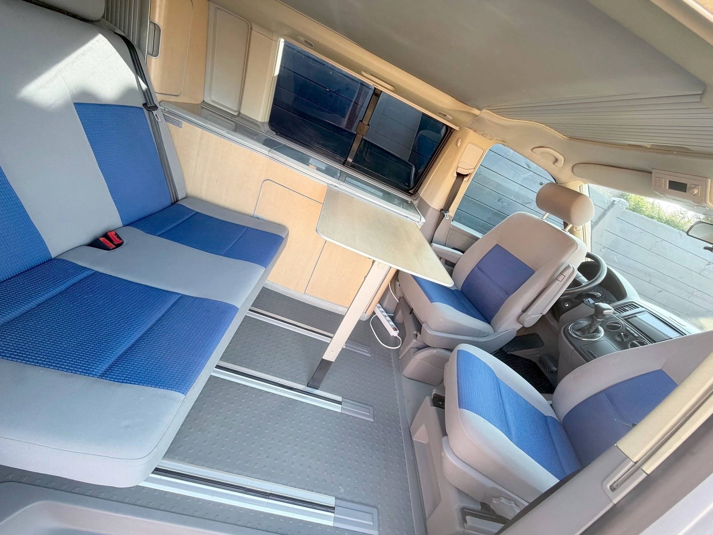Comedor Volkswagen T5 2,5 l 140 ch - Yescapa