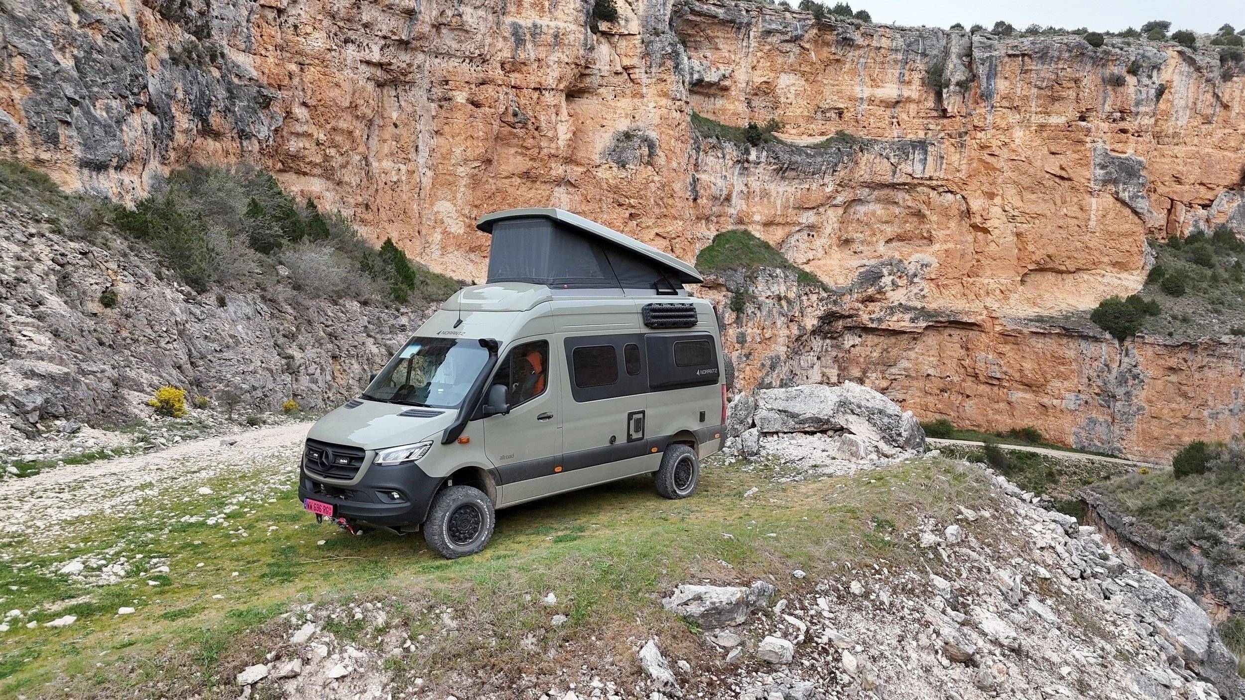 schräge Vorderansicht Mercedes Sprinter 319 4x4 - Yescapa