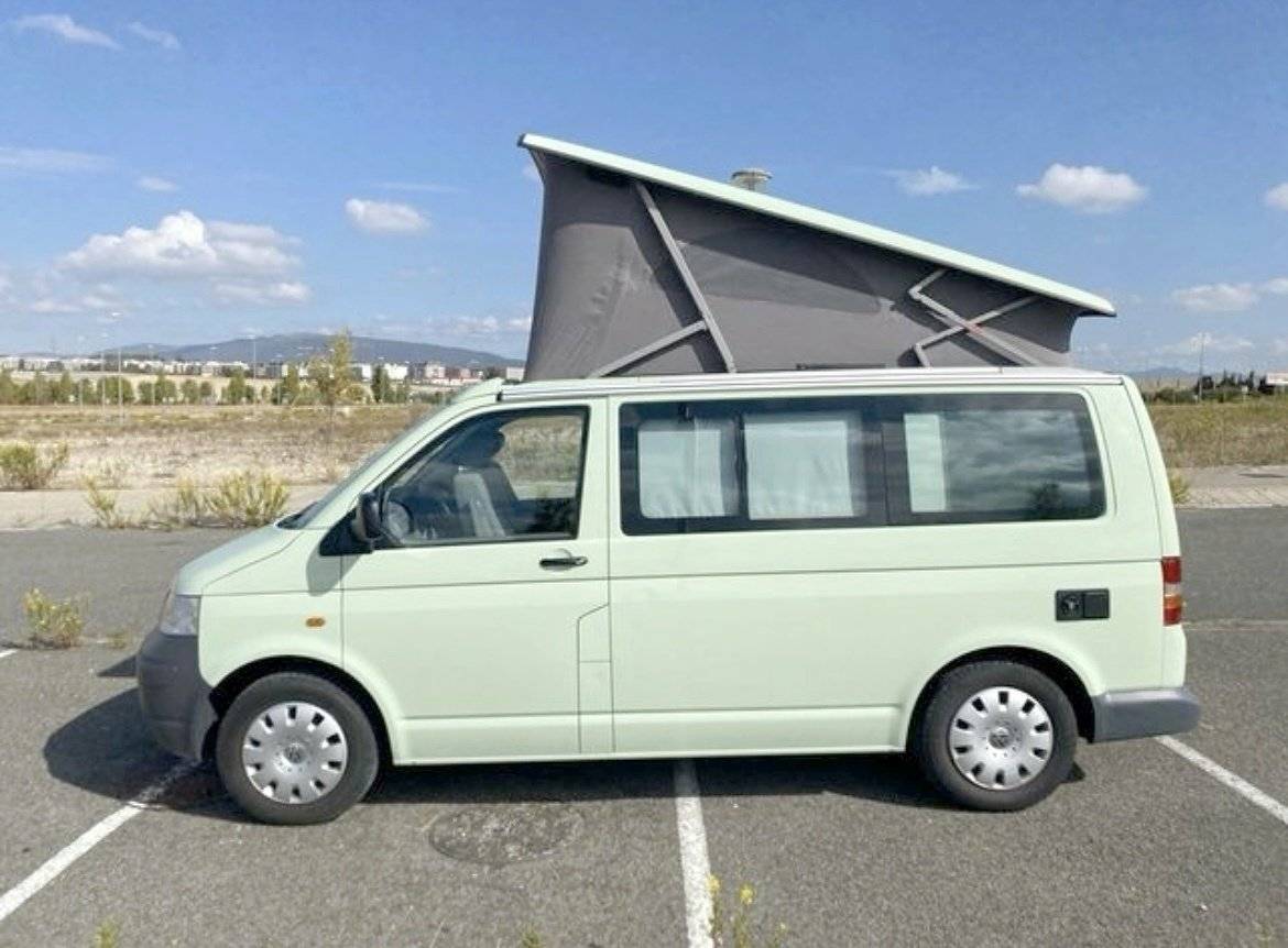 Vista del vehicle angle davanter Volkswagen T5 2.5 TDI 130 - Yescapa
