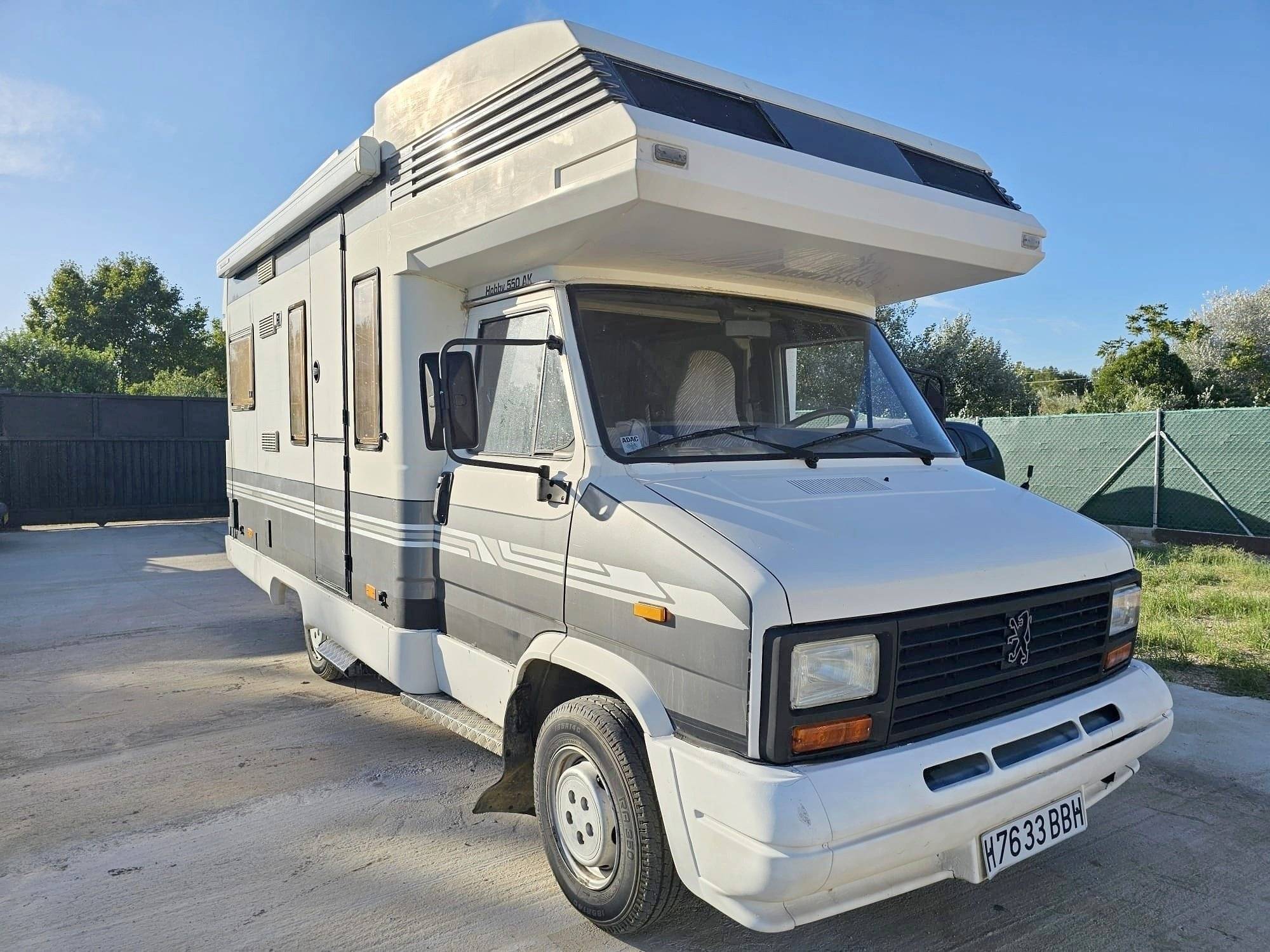 Vista de 3/4 Peugeot Peugeot J5 - Yescapa