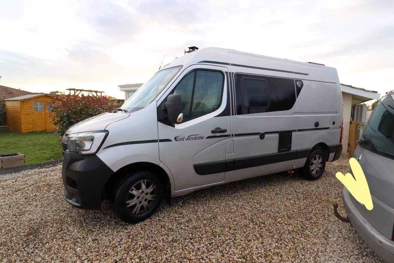 Front view from 3/4 Renault Master 2,3 l 130 ch - Yescapa