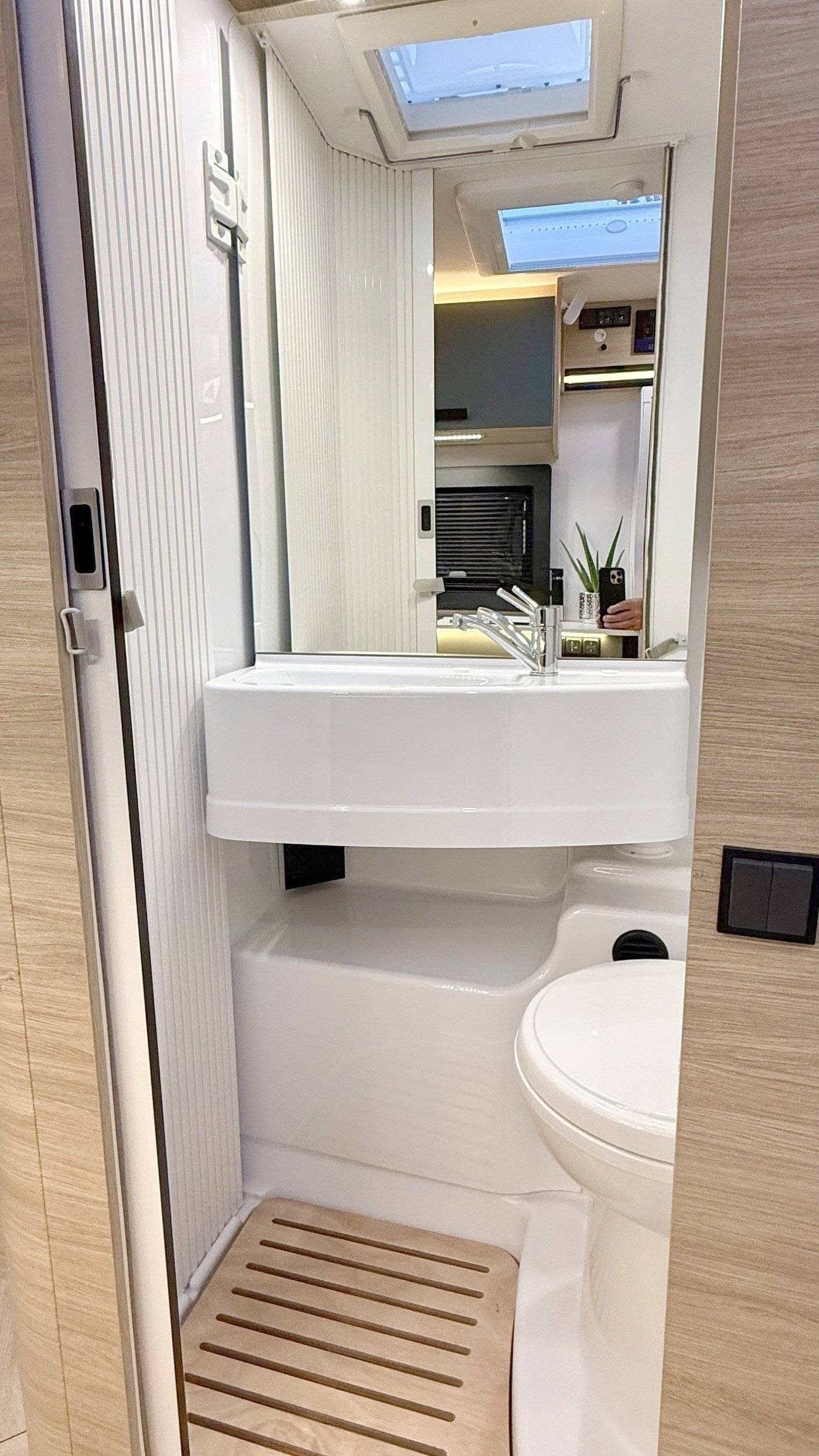 Challenger Challenger 250 Open Edition