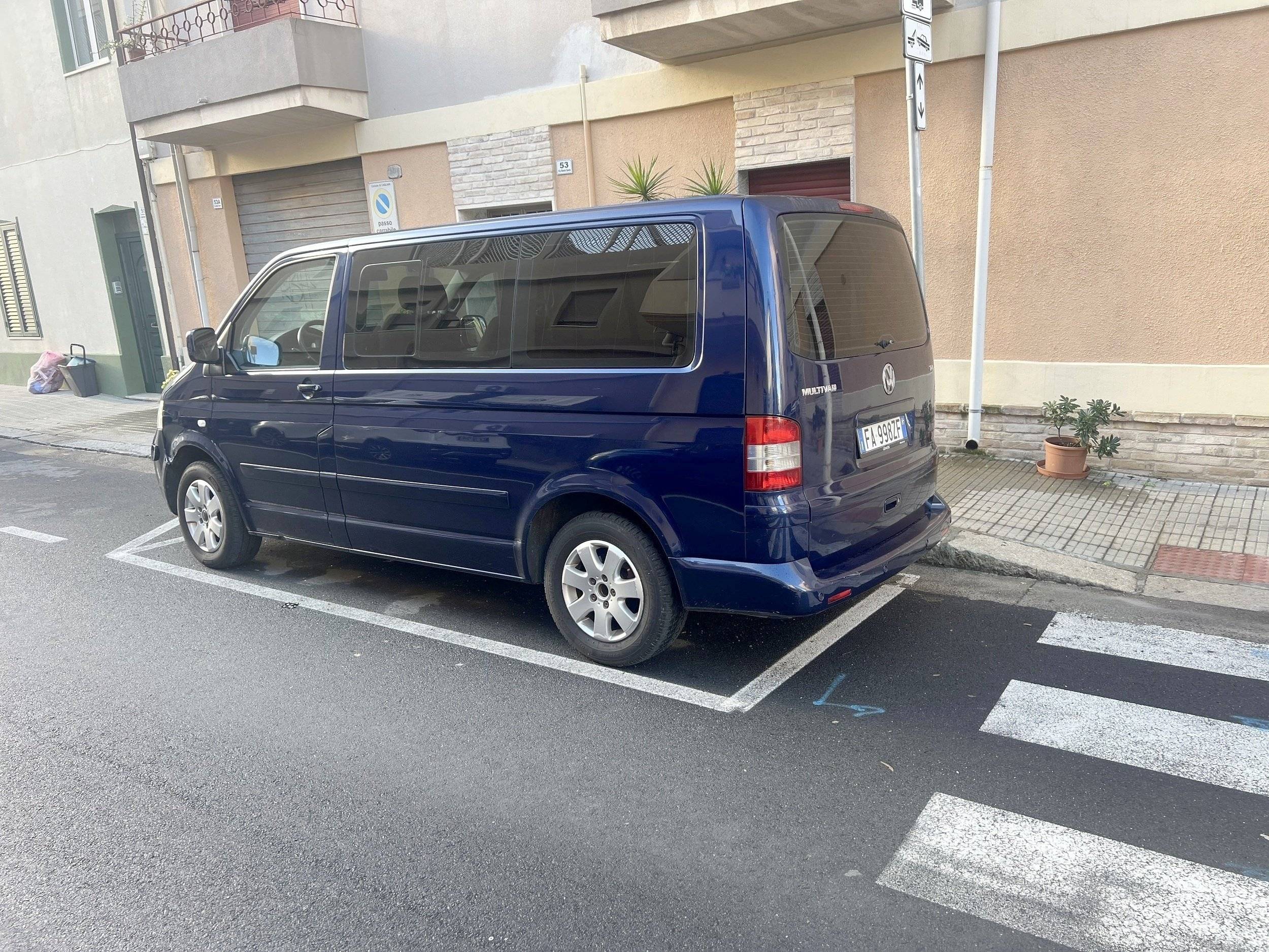 Vue avant de 3/4 Volkswagen T5 2,5 l 130 ch - Yescapa