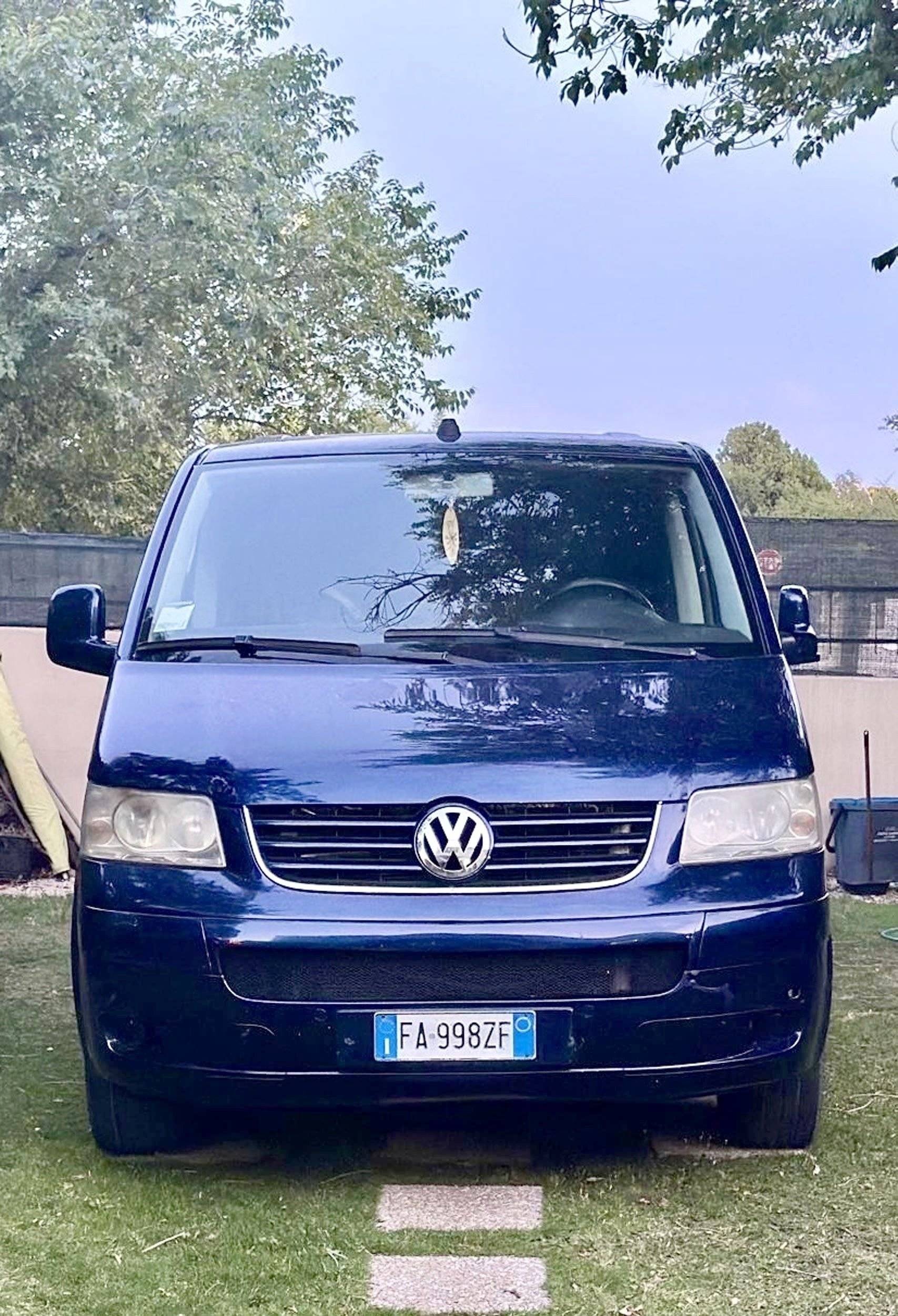 Front view from 3/4 Volkswagen T5 2,5 l 130 ch - Yescapa