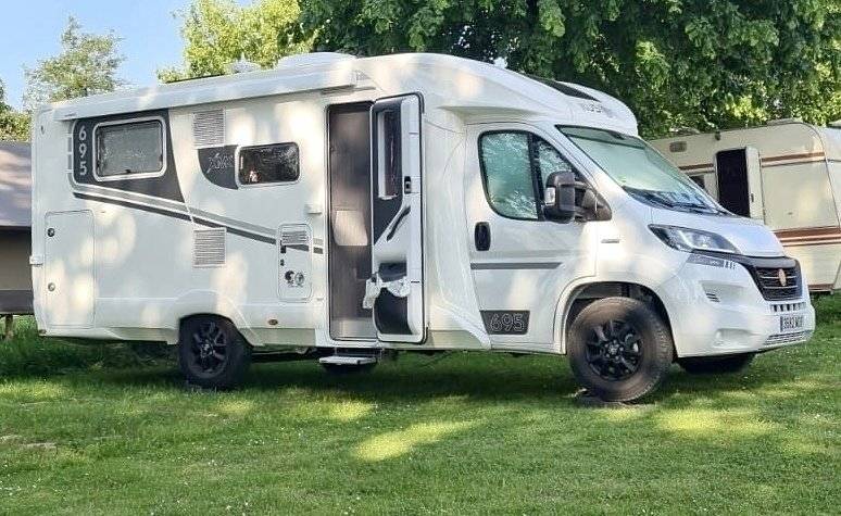 Vista frontale a ¾ Fiat Ducato 2,3 l 140 CV - Yescapa