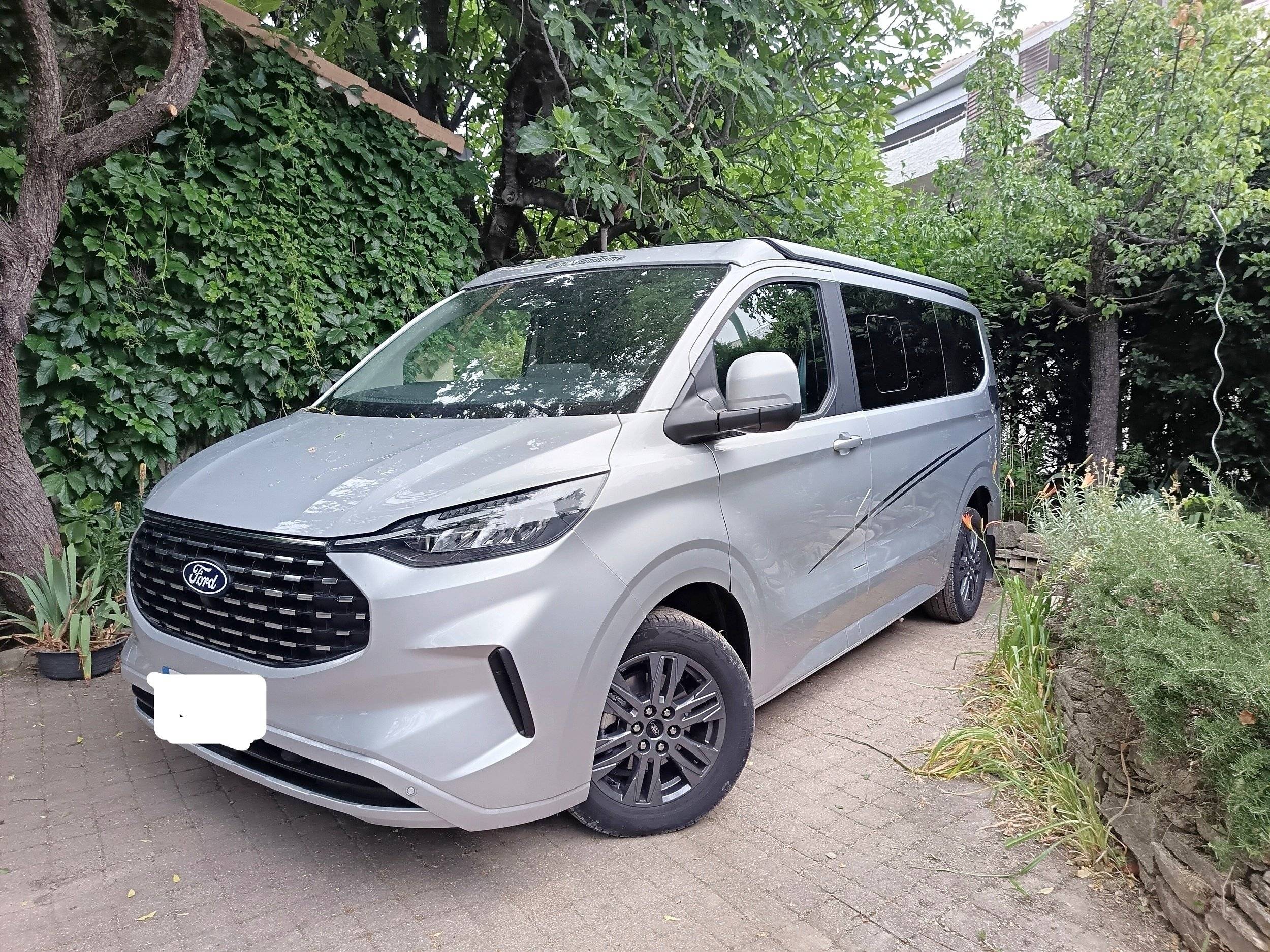 Vue avant de 3/4 Ford Transit - Yescapa