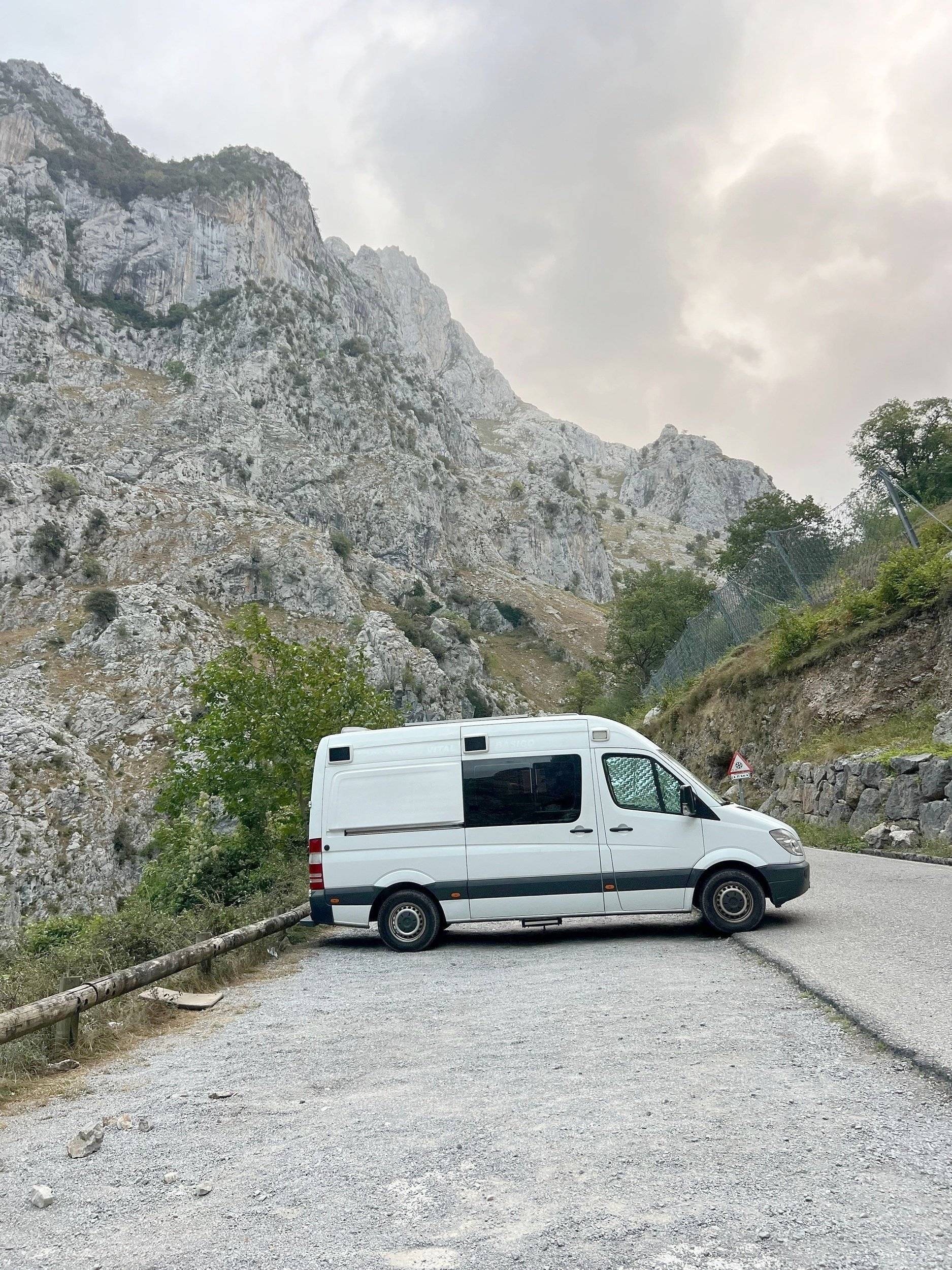 Vista frontale a ¾ Mercedes - Yescapa
