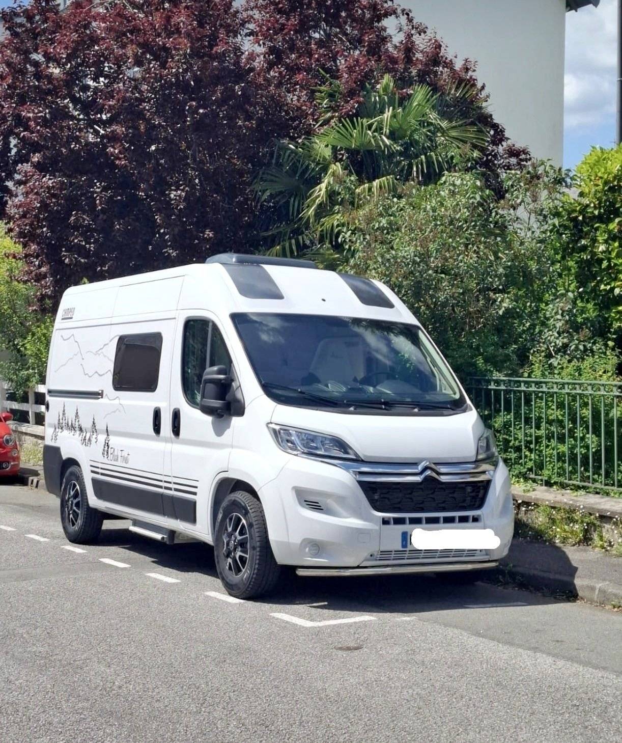 Vista de 3/4 Citroën Jumper 2,2 l 140 ch - Yescapa