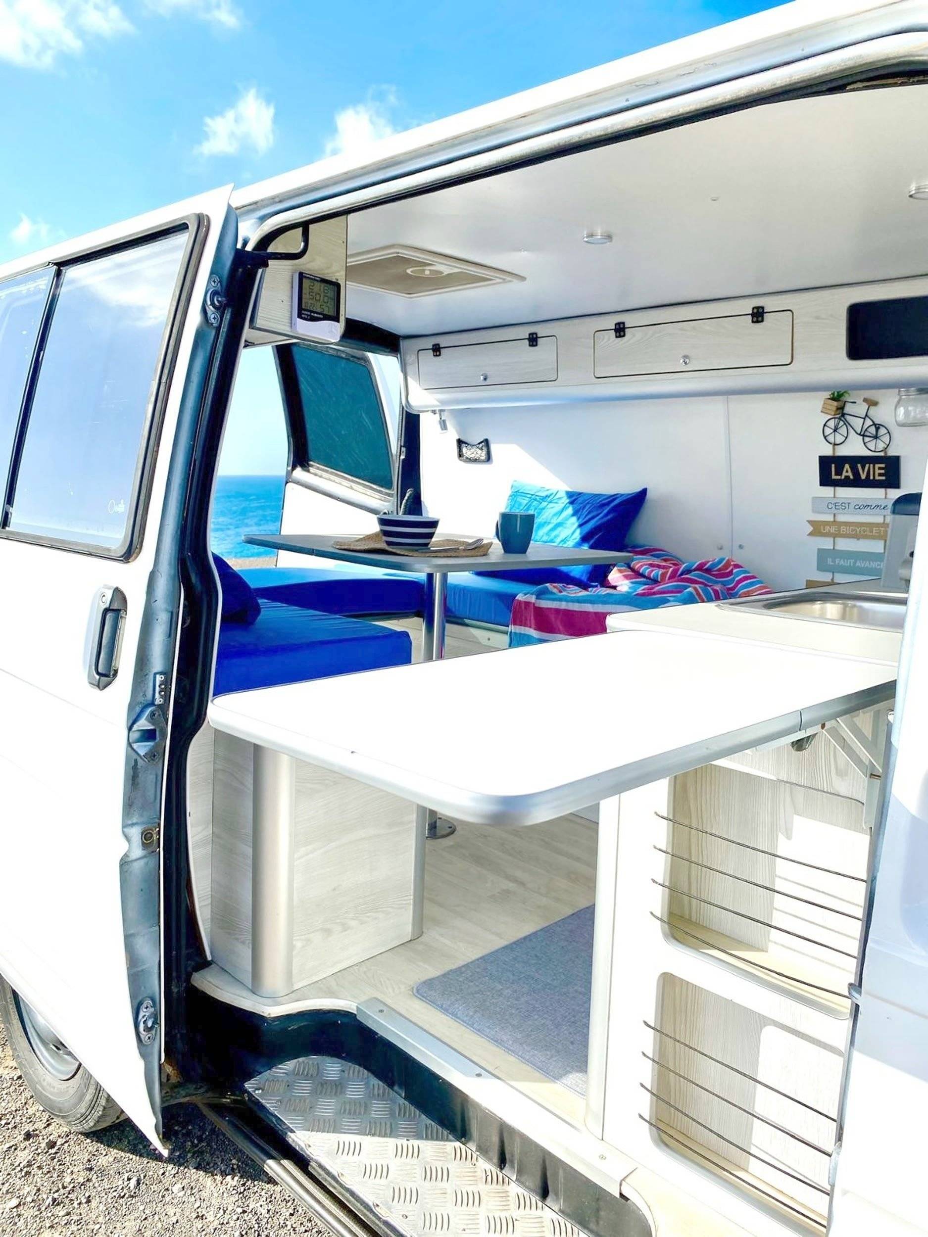 Dining Area Volkswagen Transporter T4 2.4D - Yescapa