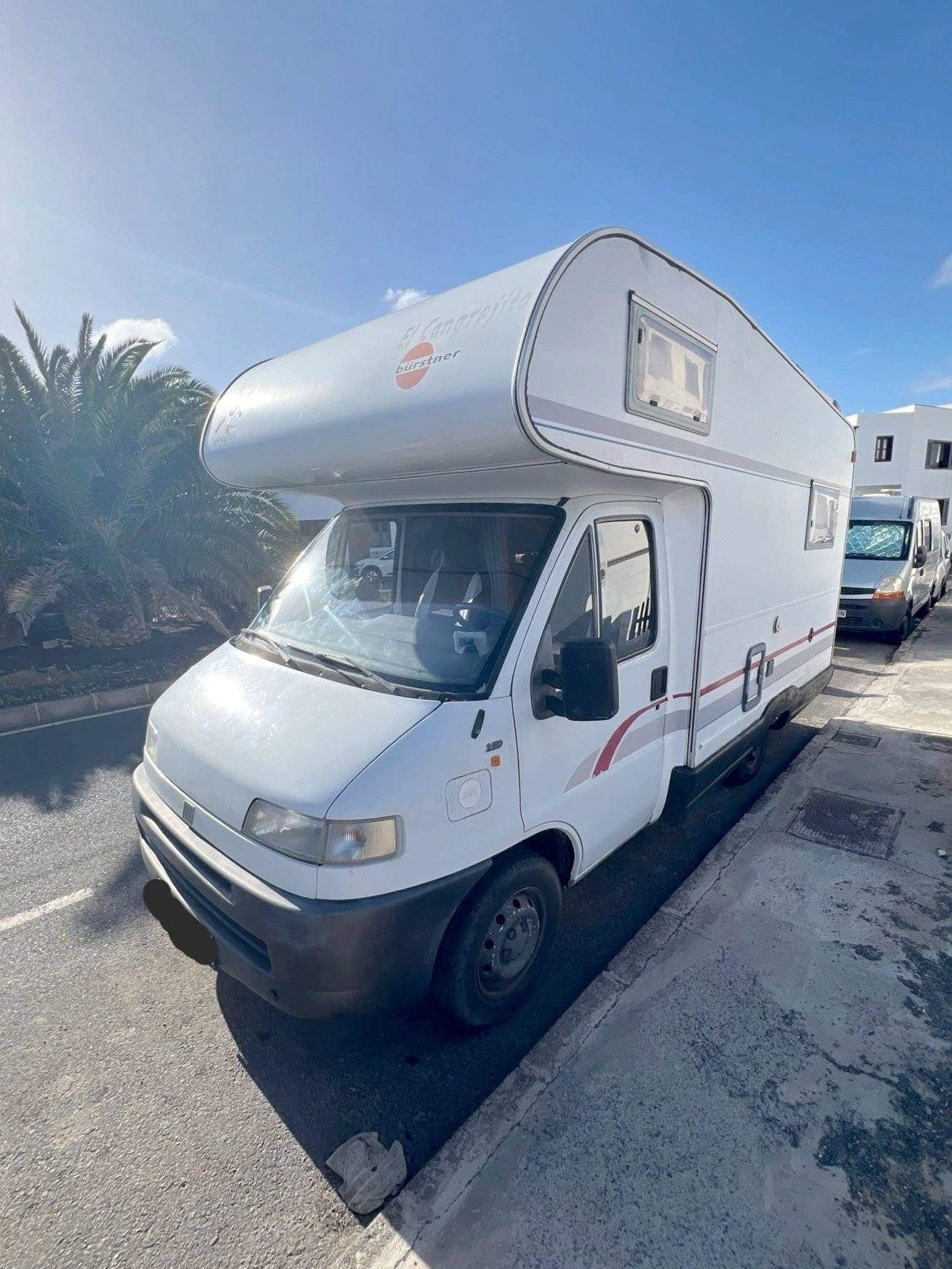 Vista del vehicle angle davanter Fiat - Yescapa