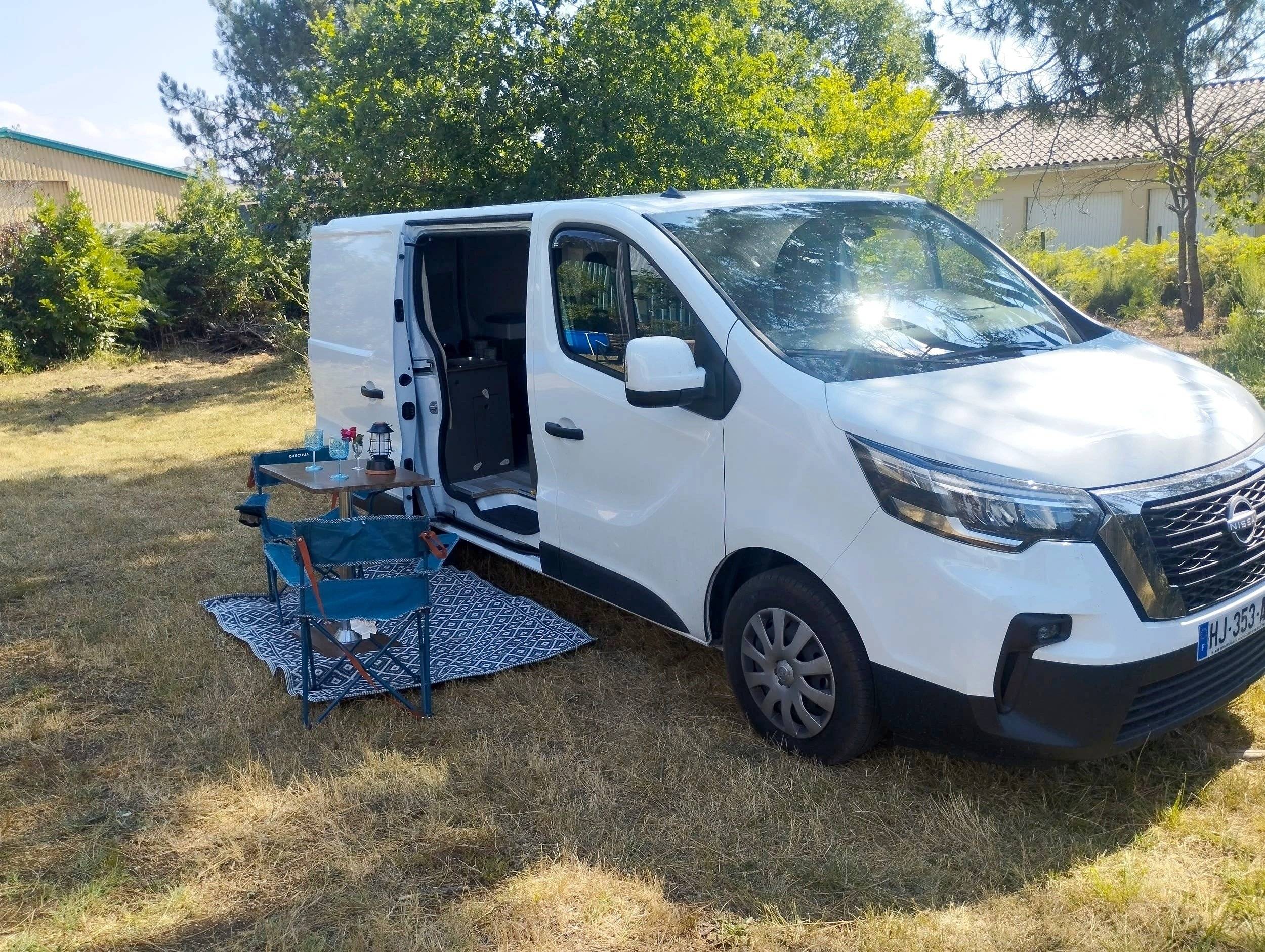 Vista del vehículo ángulo delantero Nissan primastar - Yescapa