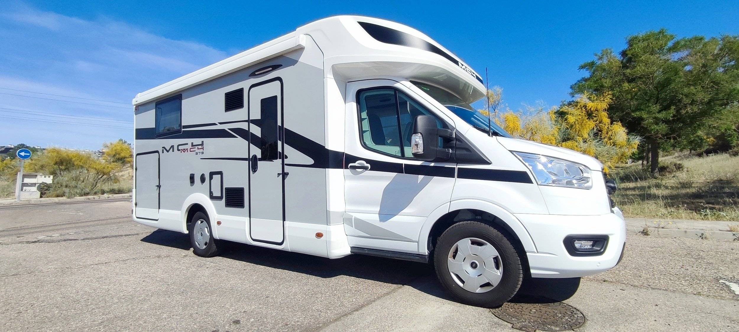 schräge Vorderansicht Ford Transit 2,0 l 170 ch - Yescapa