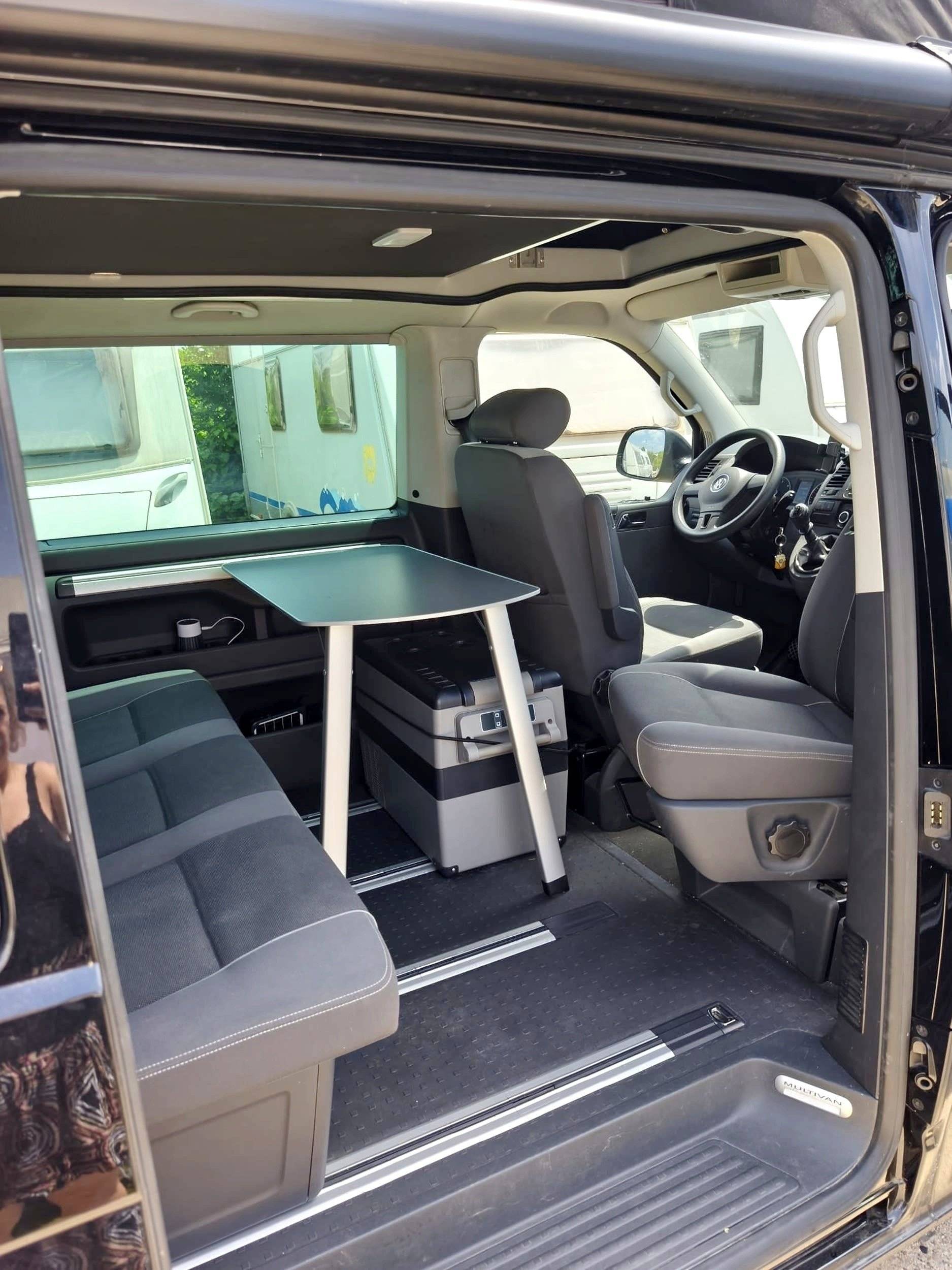 Dining Area Volkswagen Transporter T5 1.9 TDI - Yescapa
