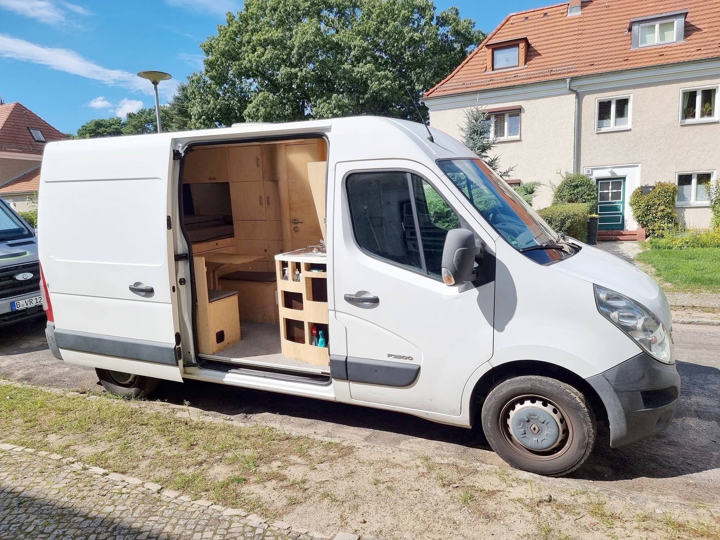 schräge Vorderansicht Renault - Yescapa