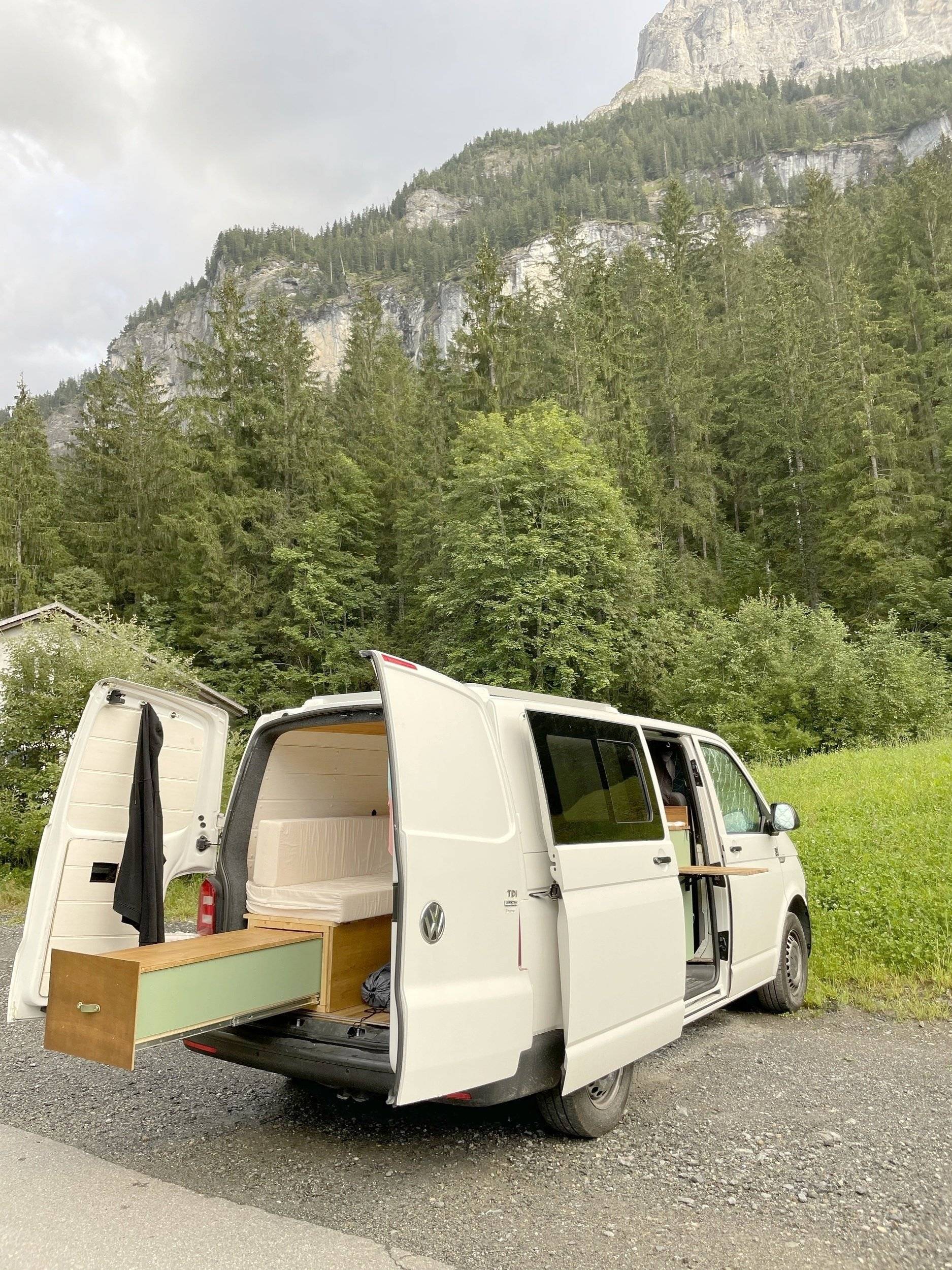 Vista de trás Volkswagen Volkswagen T5 - Yescapa
