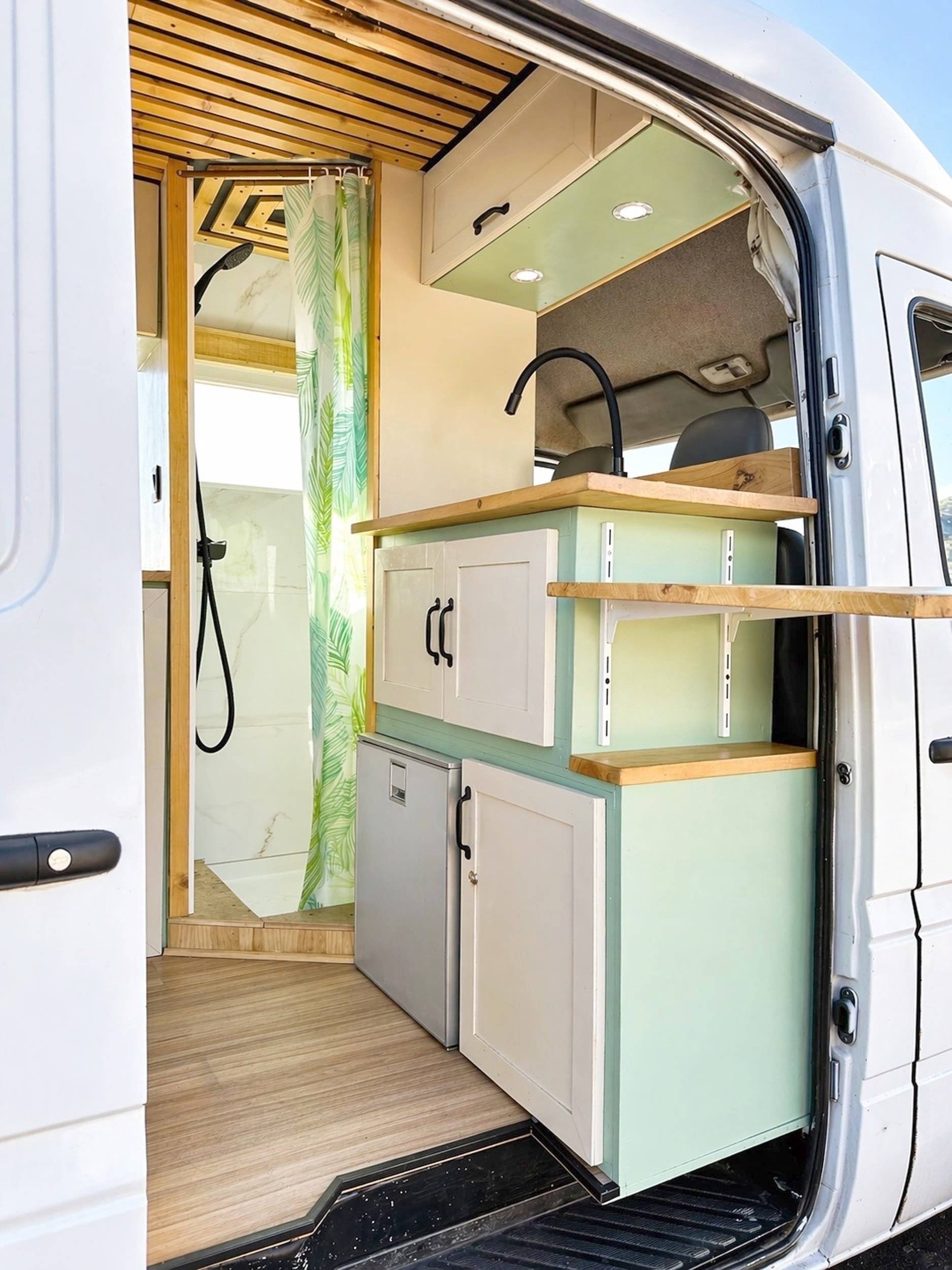 Coin cuisine Mercedes Sprinter 2,2 l CDI 150 ch. - Yescapa