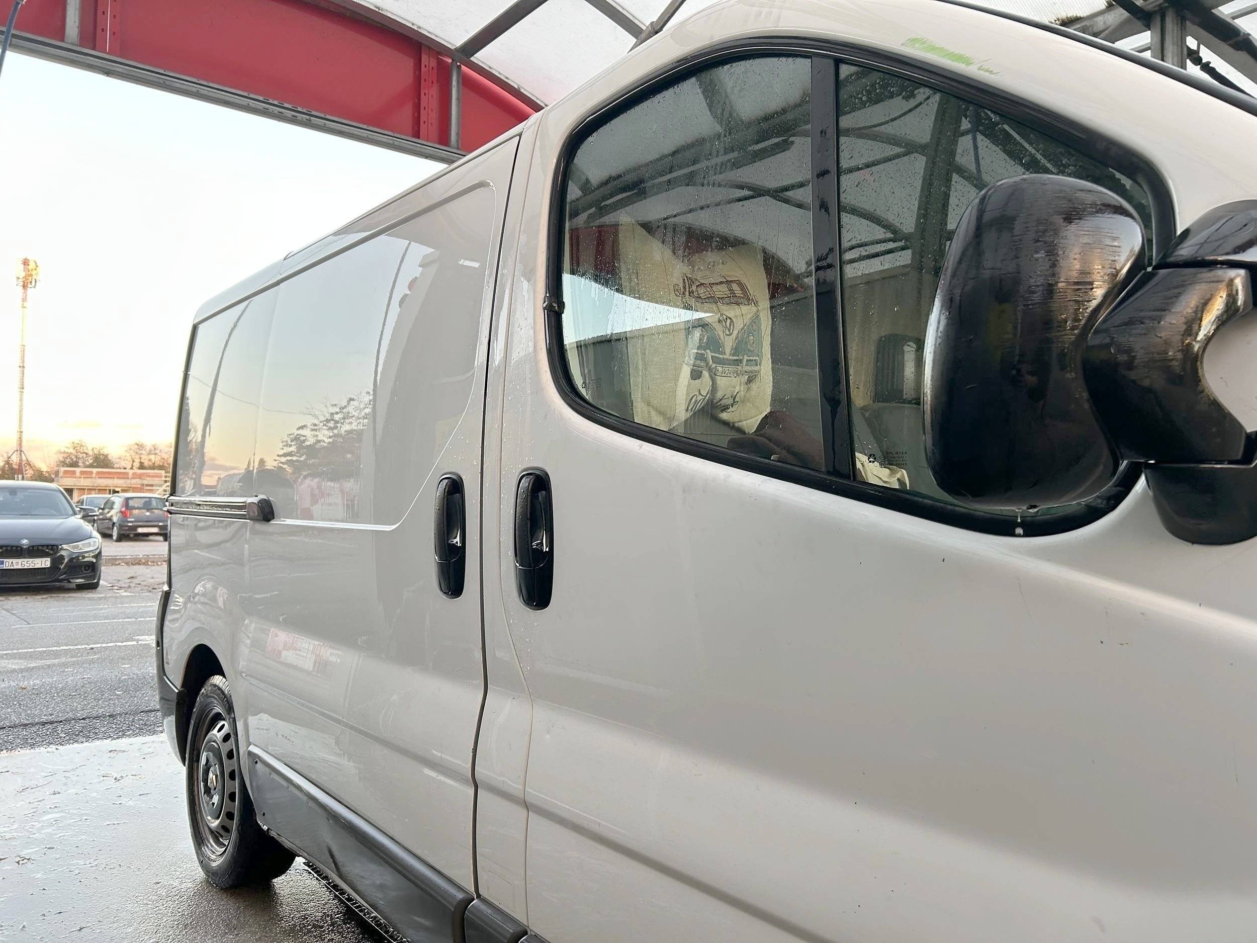 Front view from 3/4 Renault Trafic 1.9 Dci 100cv - Yescapa