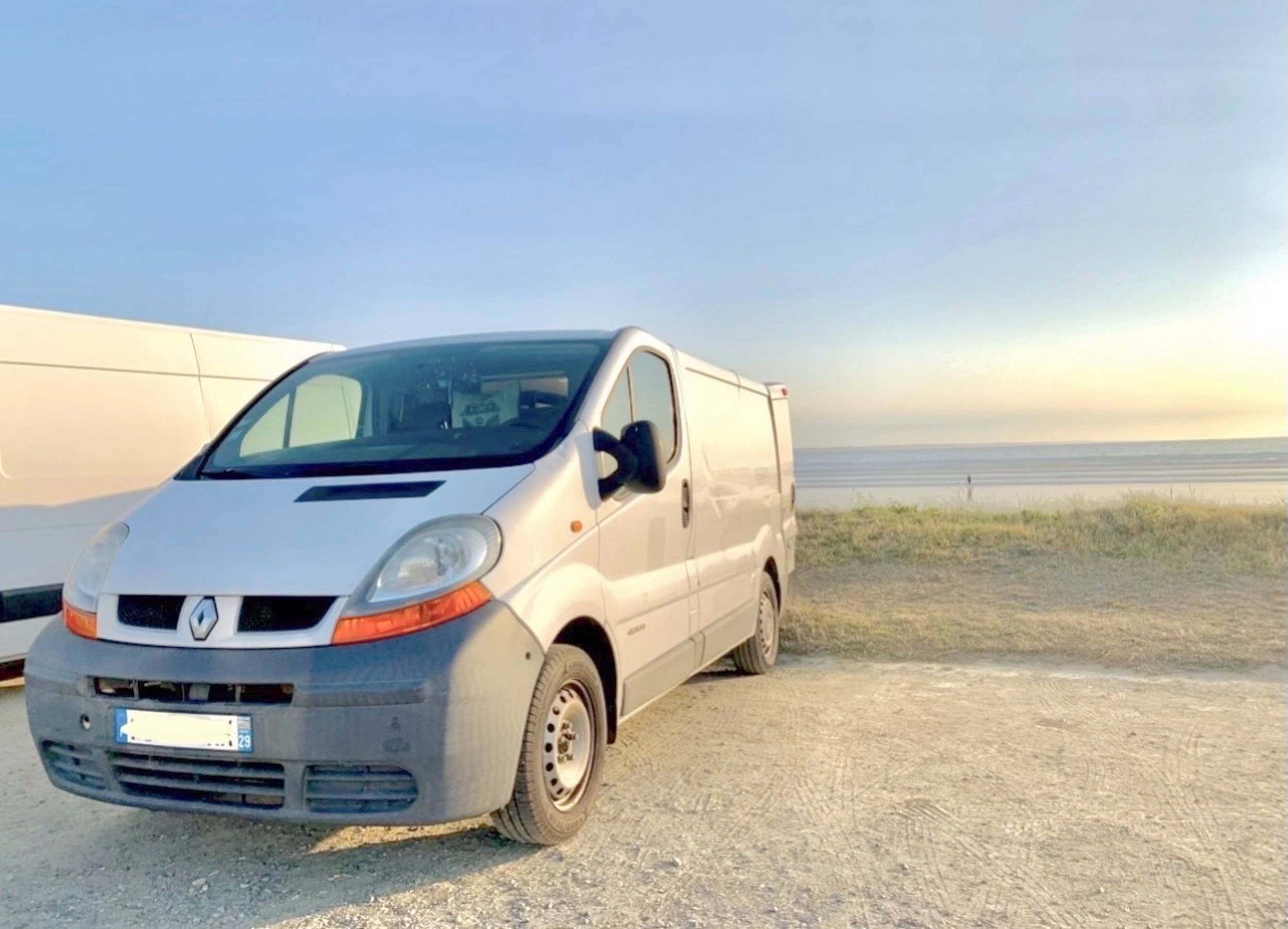 schräge Vorderansicht Renault Trafic 1.9 Dci 100cv - Yescapa