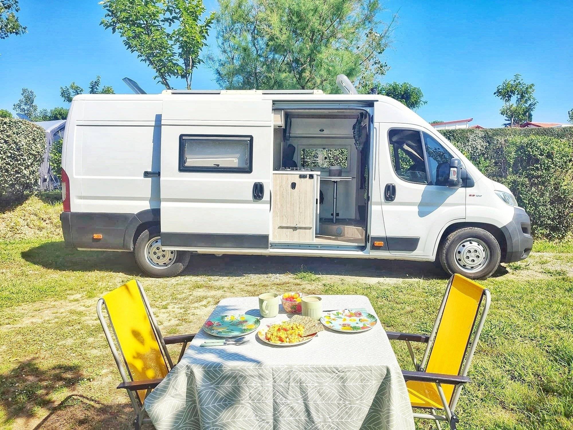 Vista frontale a ¾ Fiat Ducato 2,3 l 150 - Yescapa