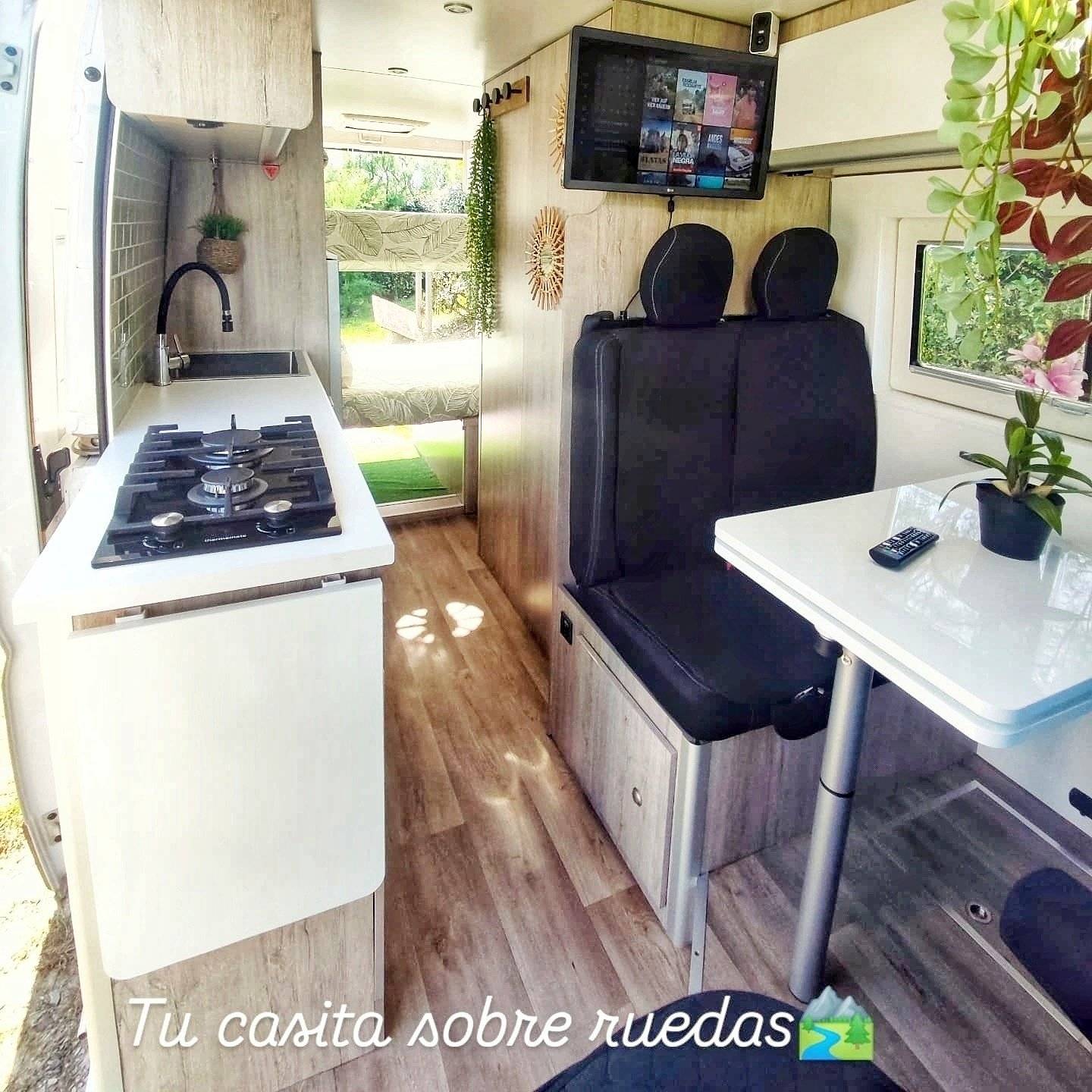 Vista del vehicle angle davanter Fiat Ducato 2,3 l 150 - Yescapa