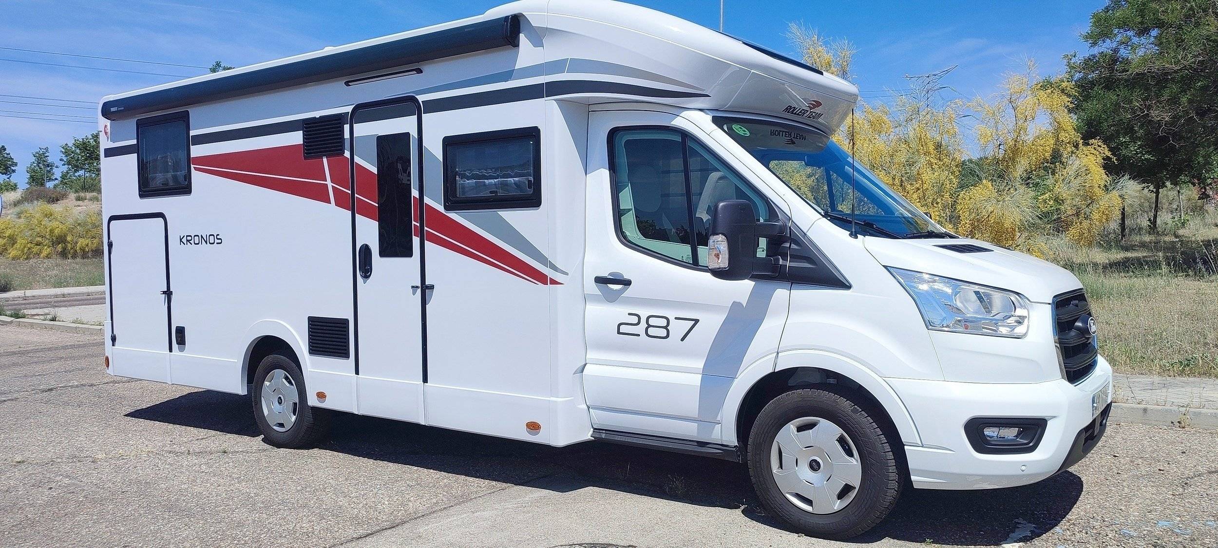 Vue avant de 3/4 Ford Transit 2,0 l 155 ch - Yescapa