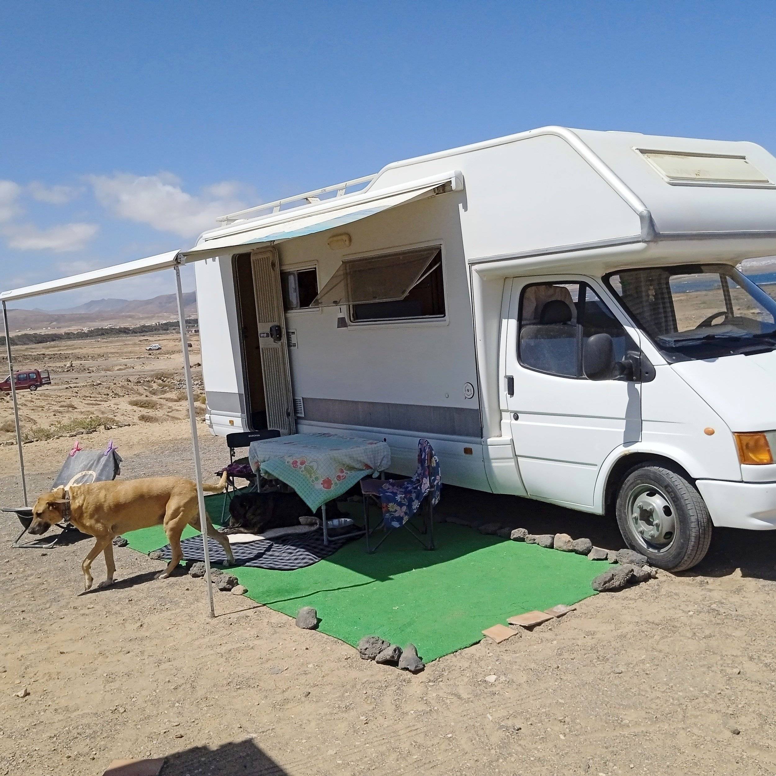schräge Vorderansicht Ford Transit 125 ch - Yescapa