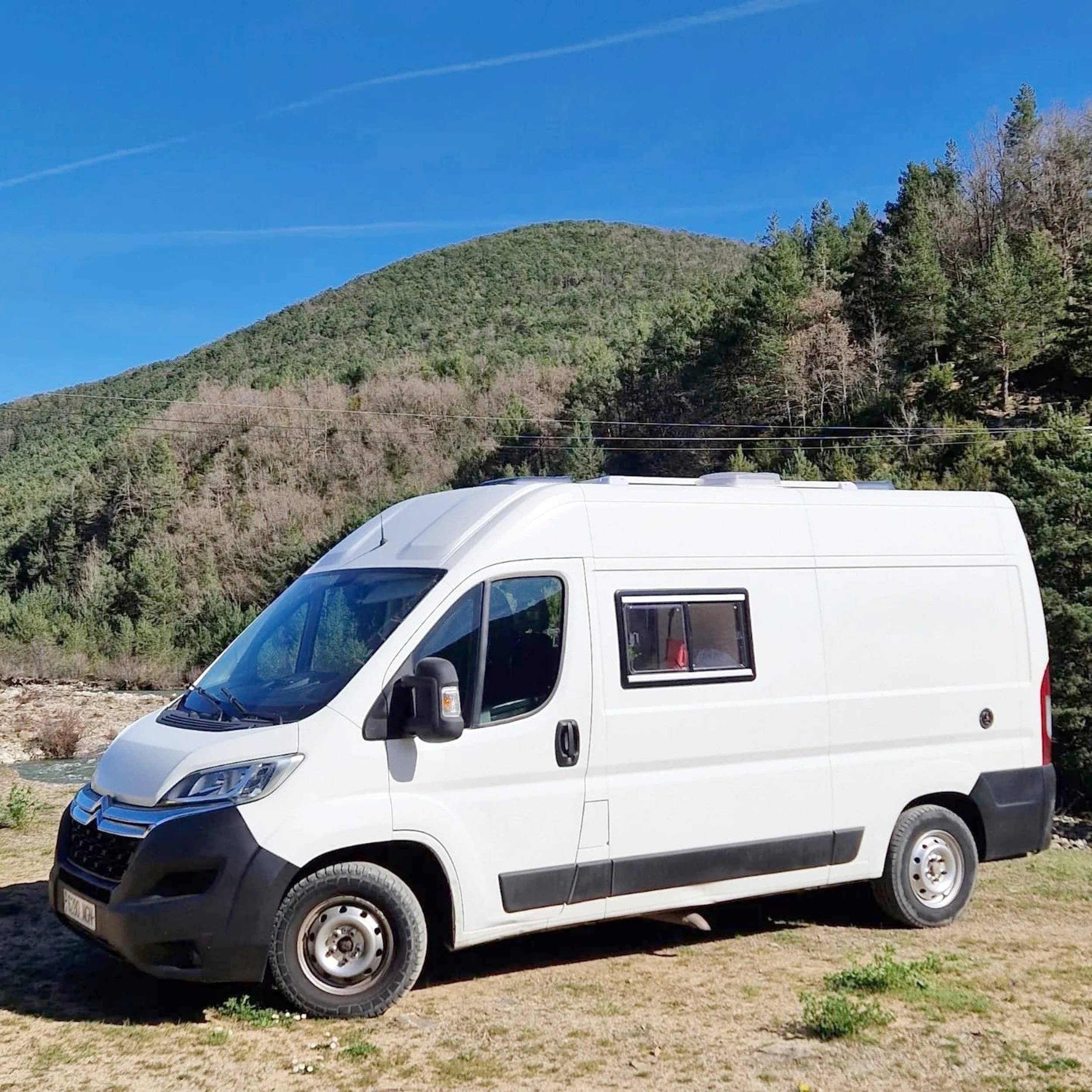 Front view from 3/4 Citroën Jumper 2,0 l 130 ch - Yescapa