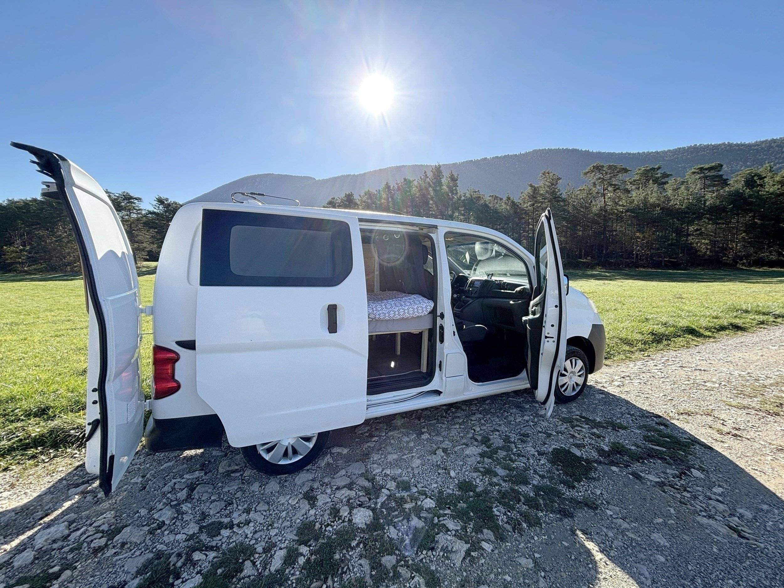 Vue avant de 3/4 Nissan - Yescapa