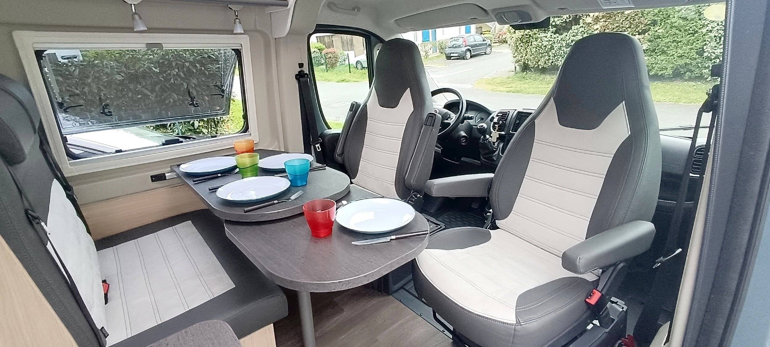 Área de jantar Fiat Ducato 2,2 l Multijet 130 ch. - Yescapa