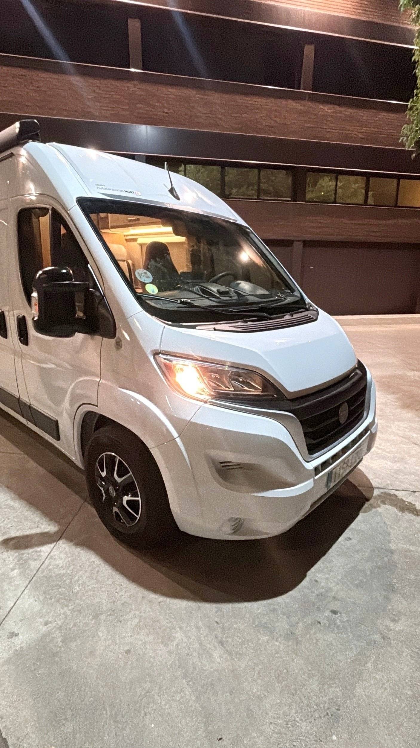 Vista del vehículo ángulo delantero Fiat Ducato Multijet 3 2.2L 140CV - Yescapa