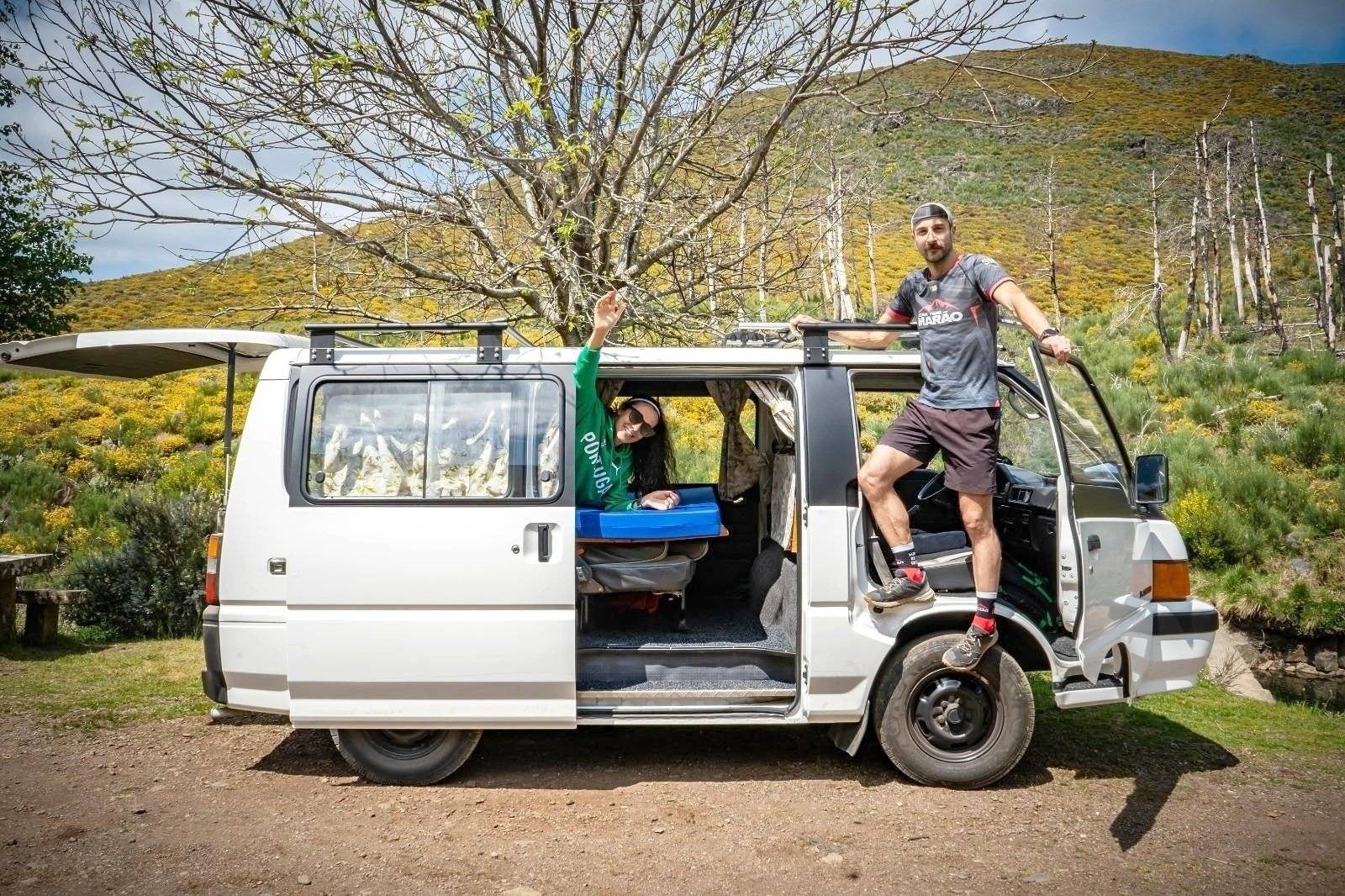 schräge Vorderansicht Mitsubishi L300 - Yescapa