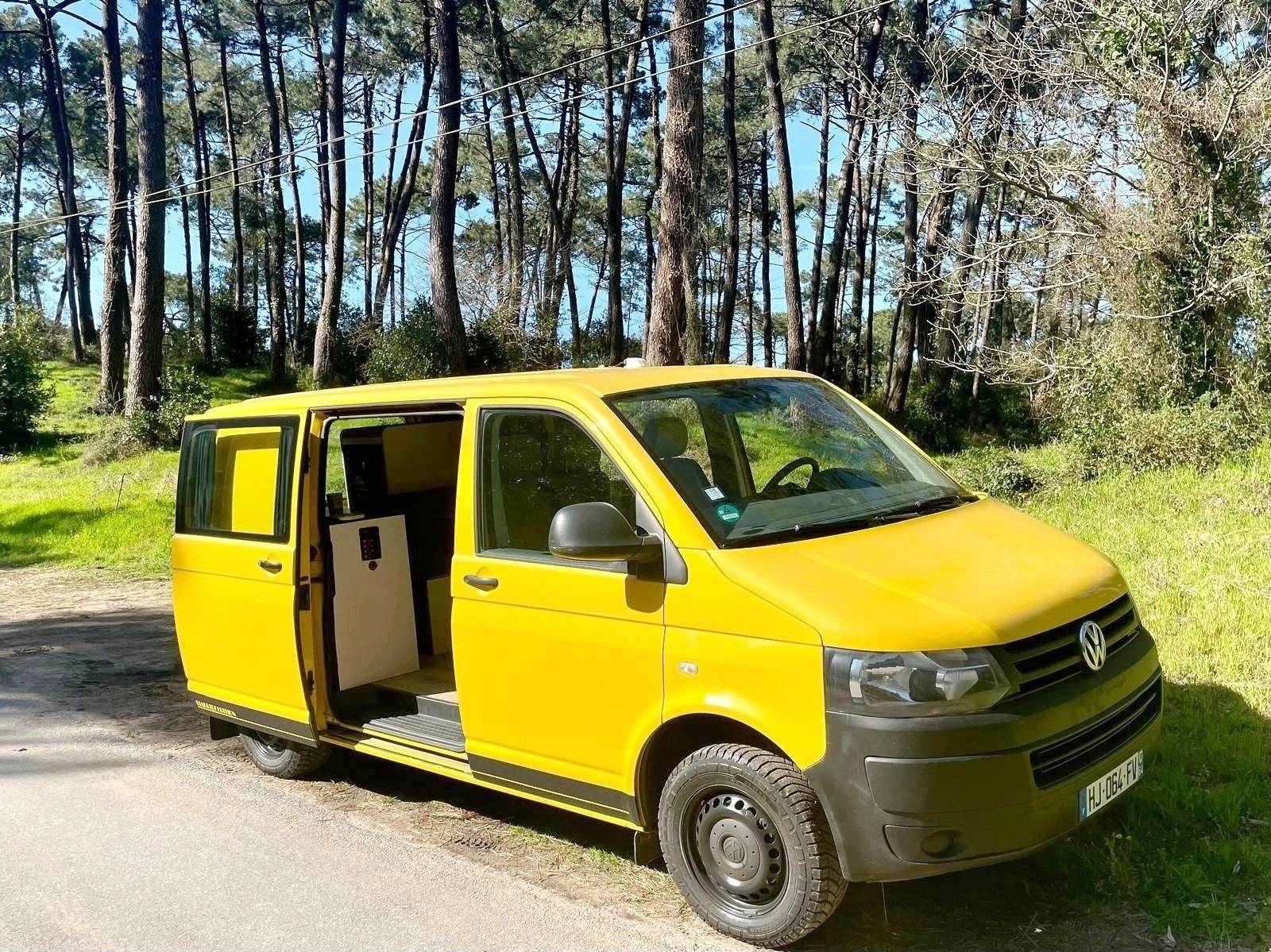 Vista frontale a ¾ Volkswagen Transporter - Yescapa