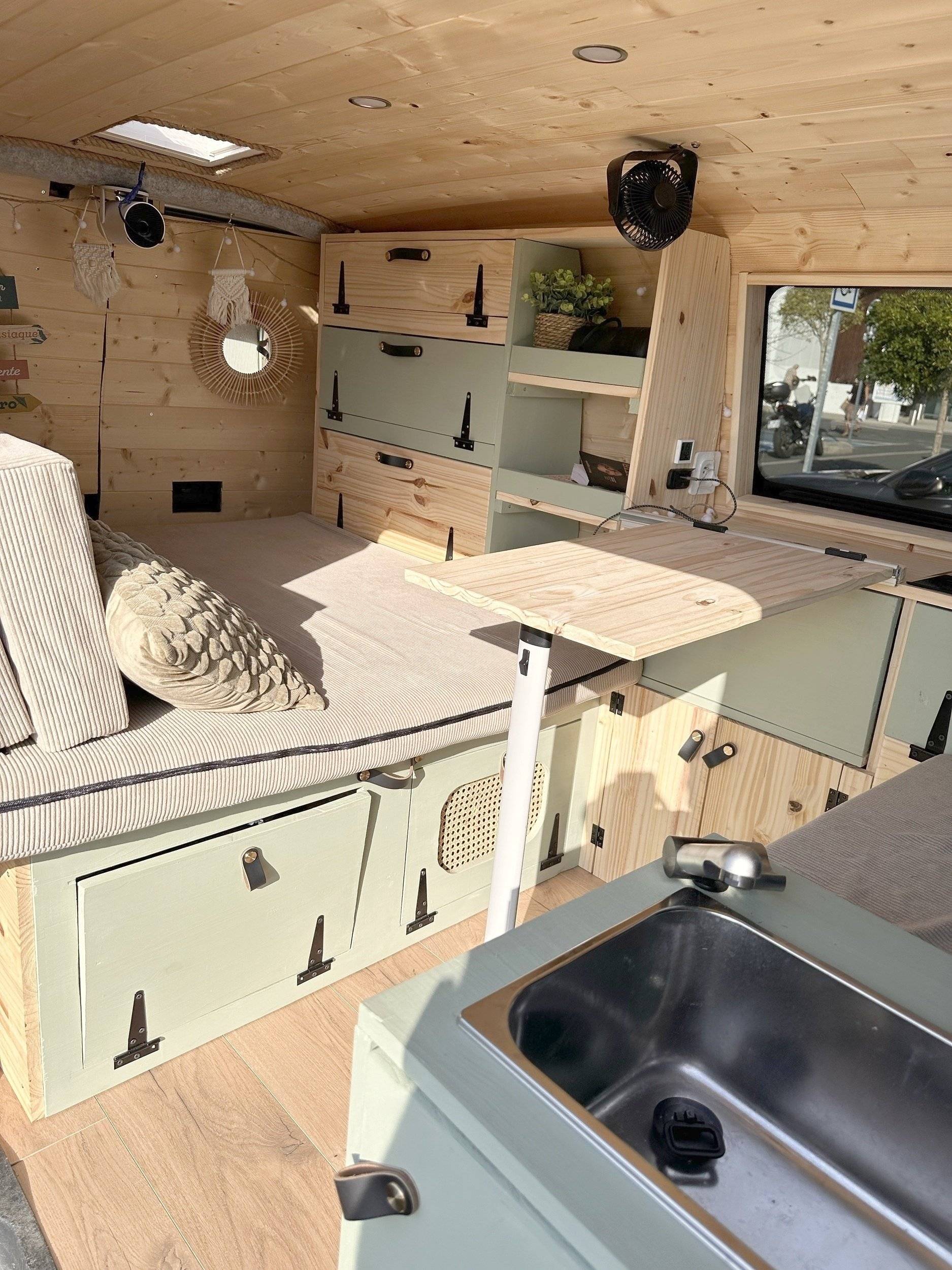 Dining Area Volkswagen T6 2 l 102 ch - Yescapa