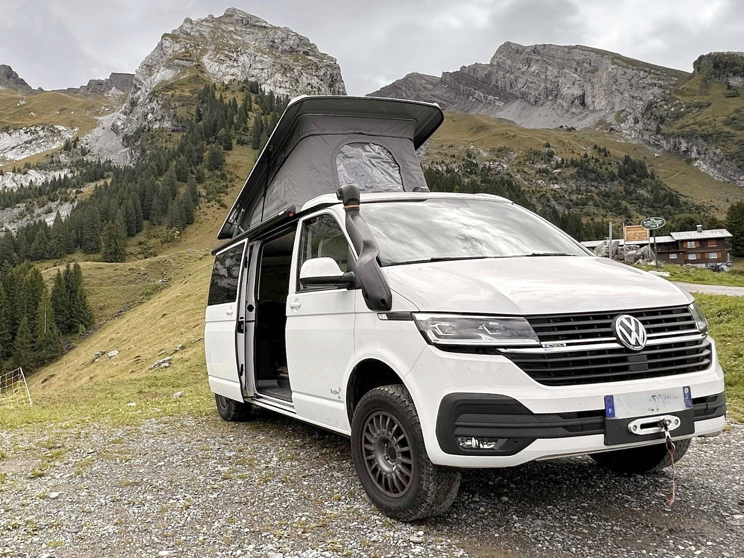 schräge Vorderansicht Volkswagen Volkswagen Transporter T6.1 - Yescapa