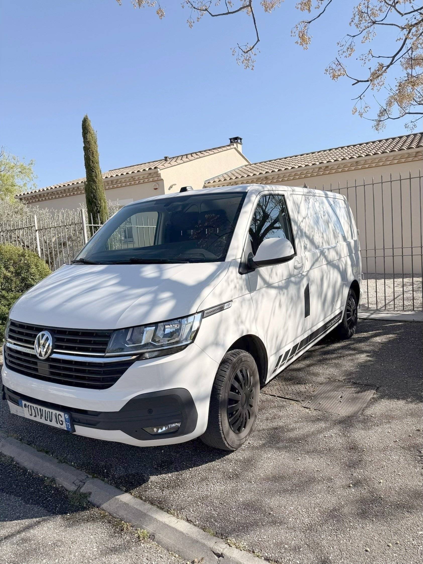 schräge Vorderansicht Volkswagen Transporteur T6 L1H1 2 l 150 ch - Yescapa