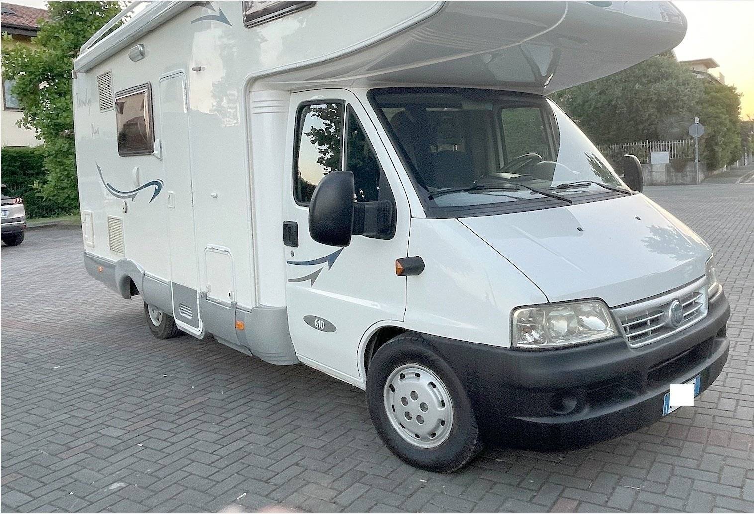 Vue avant de 3/4 Fiat FIAT 2.8 JTD - Yescapa