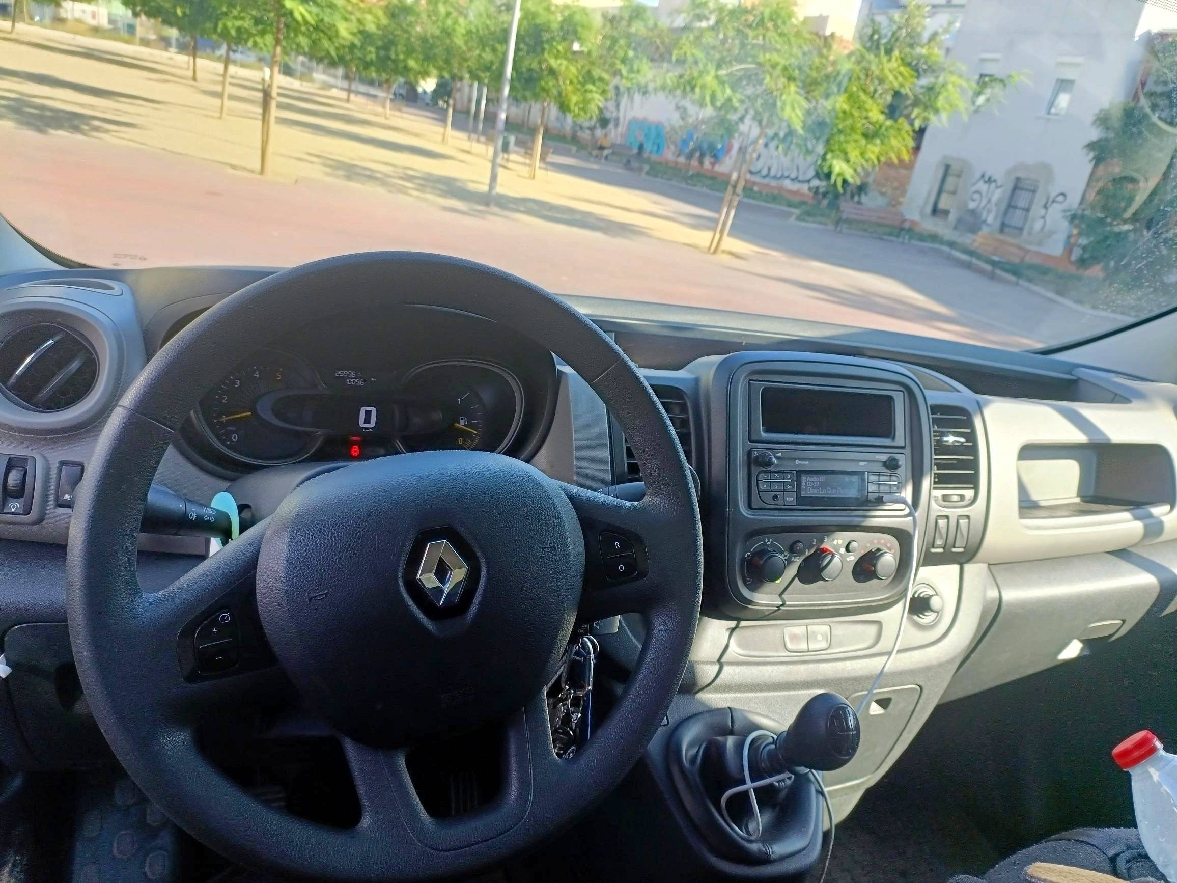 Puesto de conducción Renault Trafic 1.6 dci90 - Yescapa