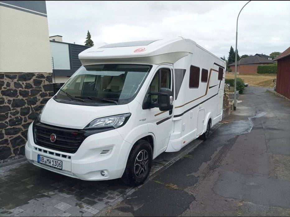 Front view from 3/4 Fiat 2,3 l 130 ch. - Yescapa