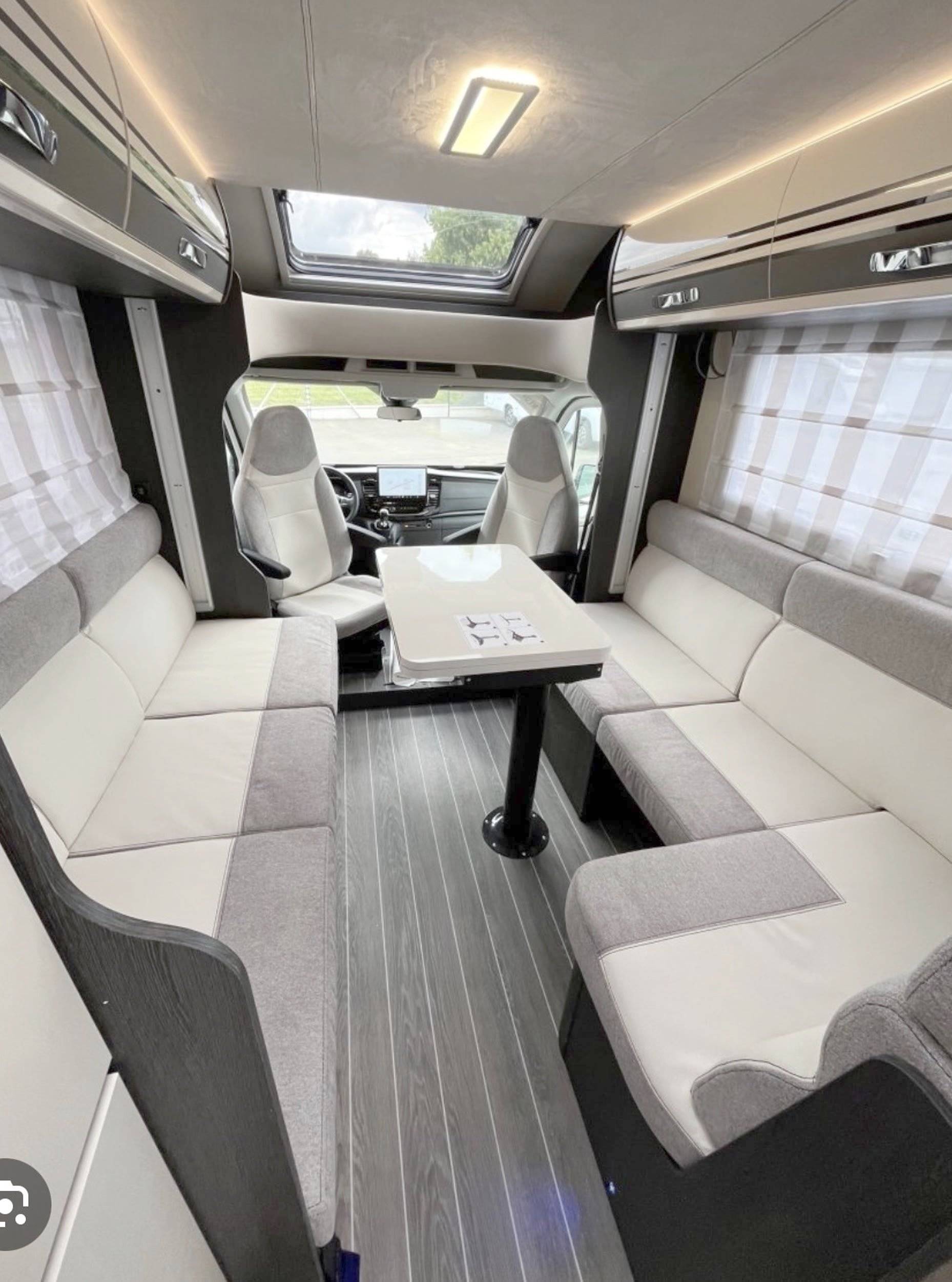 Área de jantar Ford Transit 2.0 TdCi - Yescapa
