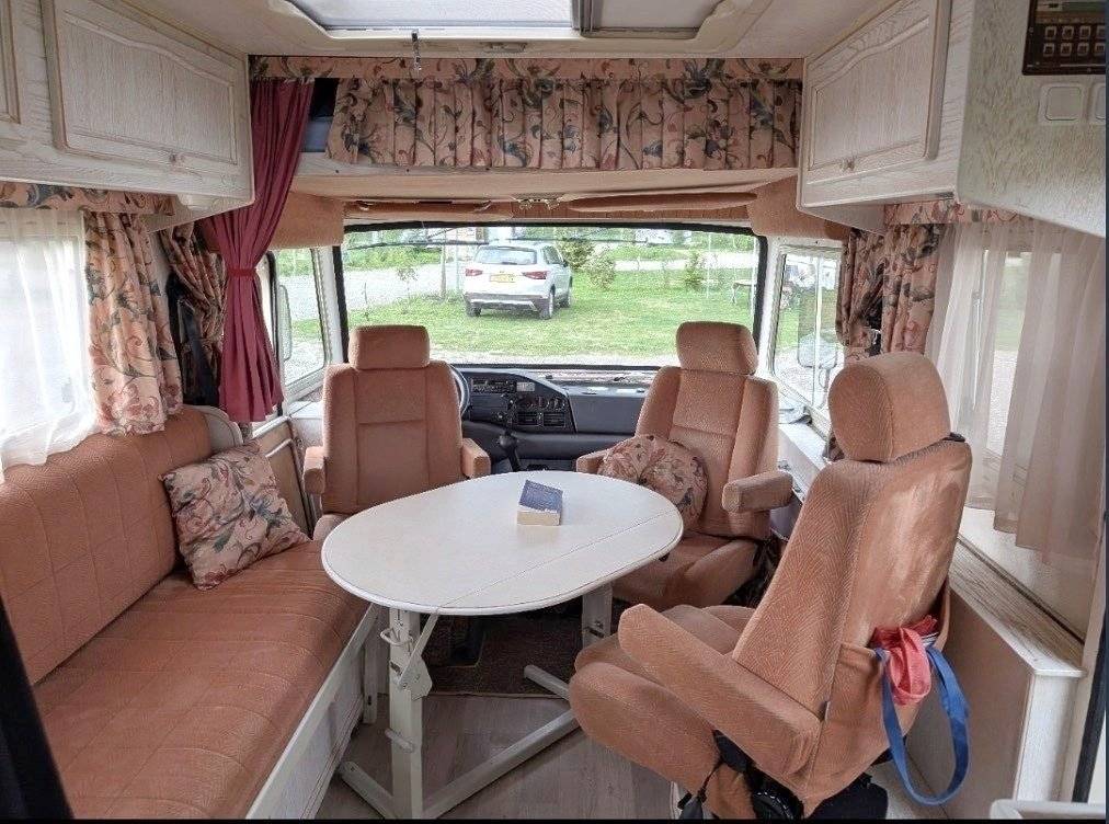 Menjador Mercedes 312D - Yescapa