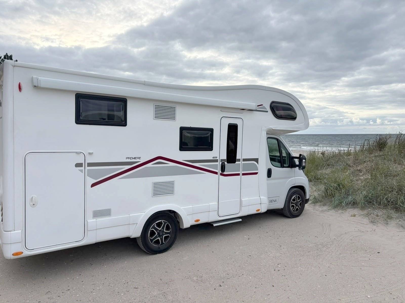 Front view from 3/4 Peugeot Boxer - Yescapa
