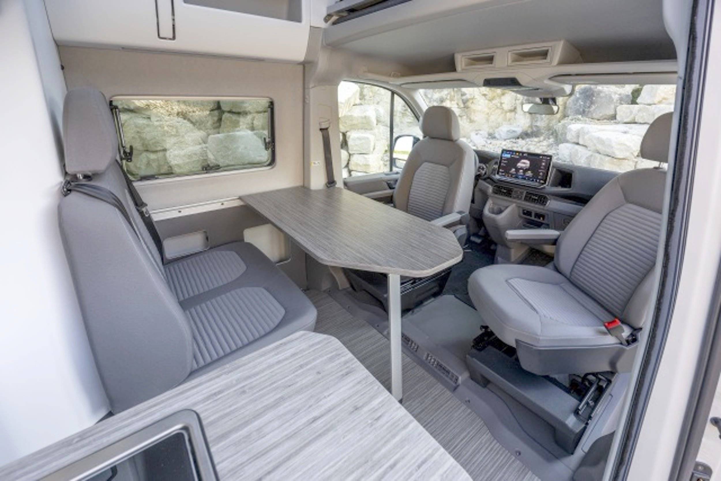 Área de jantar Volkswagen Grand California 600 - Yescapa
