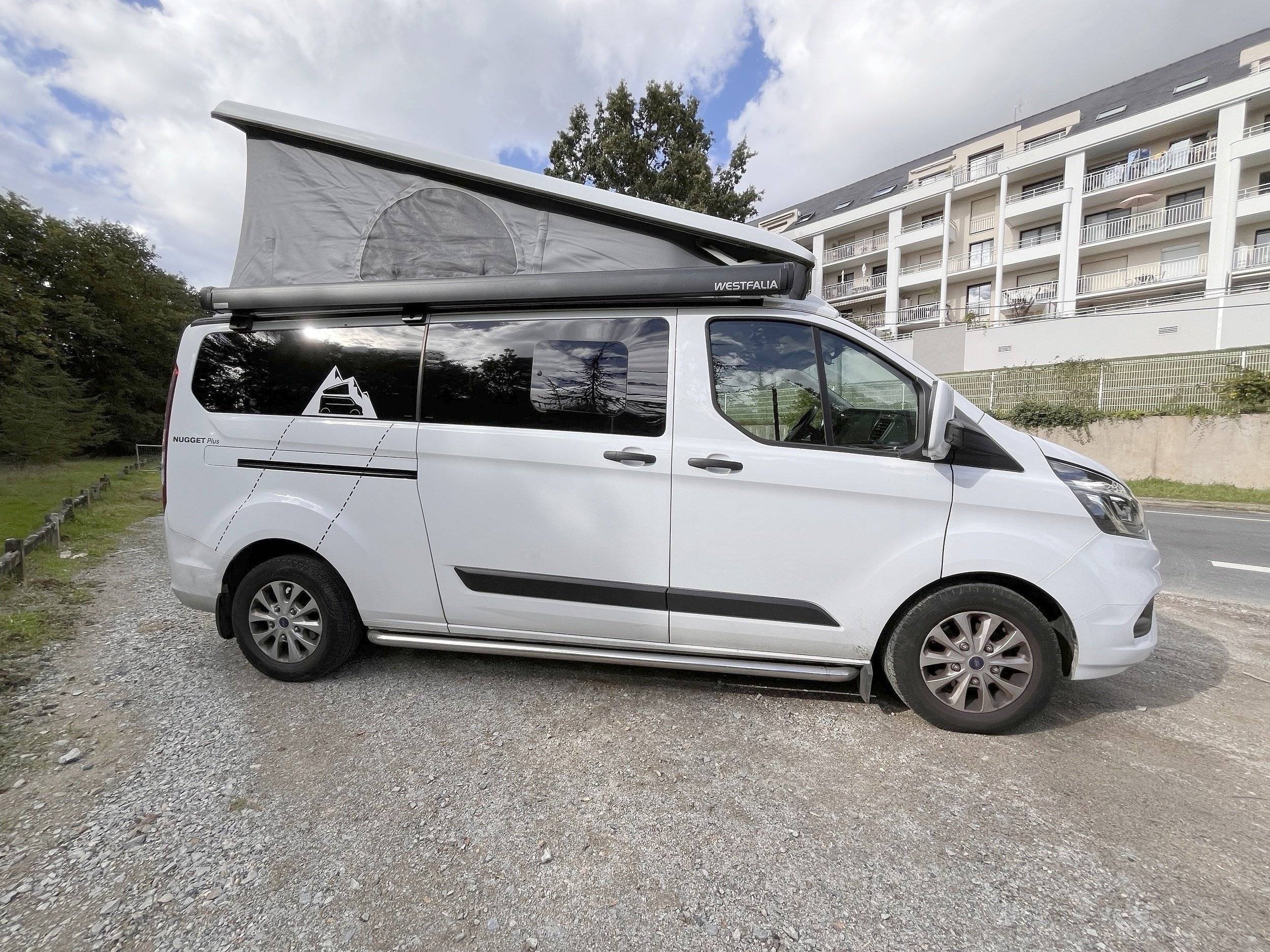 Vista frontale a ¾ Ford Ford Nugget Plus - Yescapa