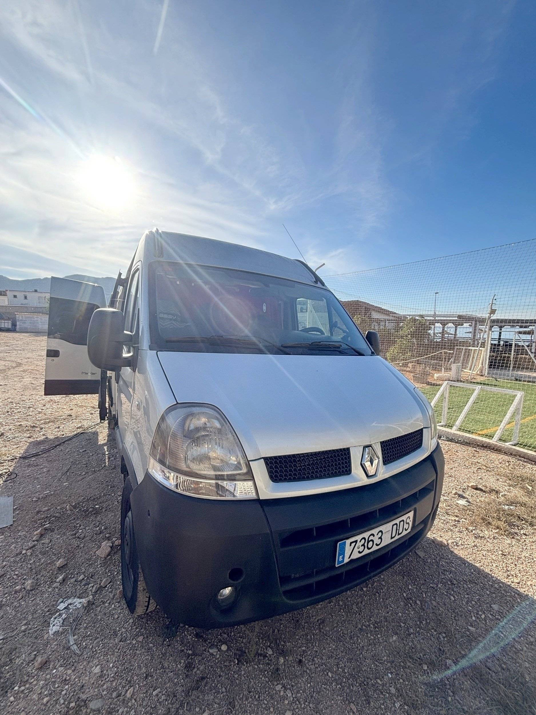 Front view from 3/4 Renault Master 2,3 l 125 ch - Yescapa